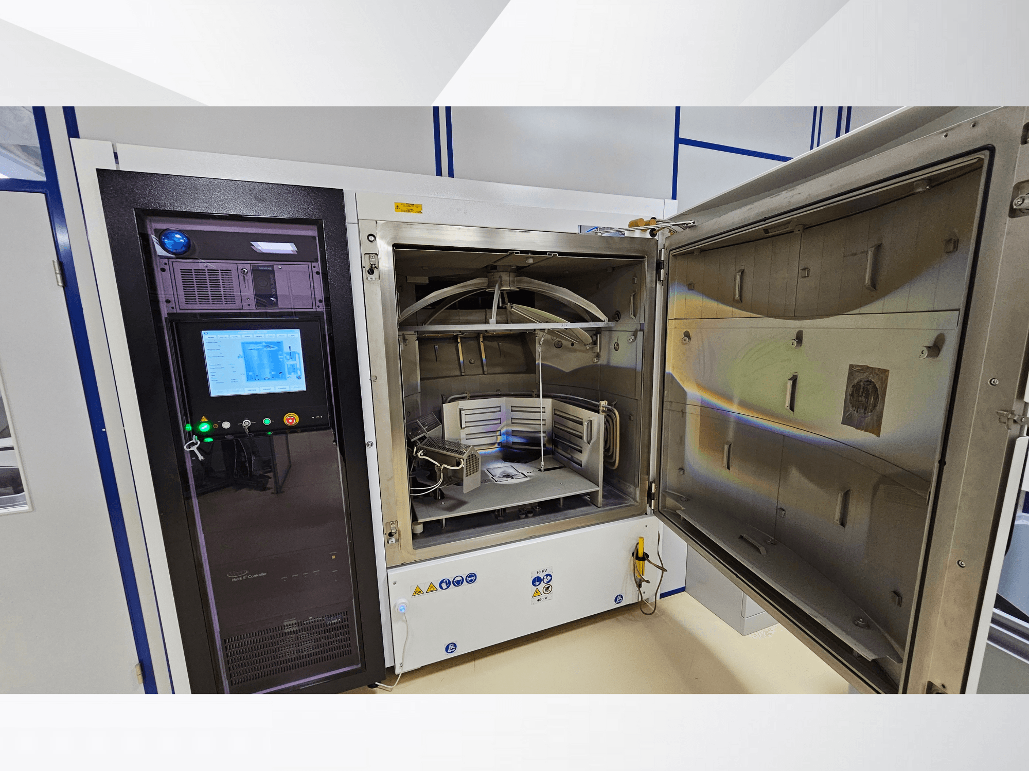 Panneau de commande d'une chambre d'essai de marque inconnue, vue de face ; montre un écran tactile, des indicateurs et une porte ouverte révélant l'intérieur.