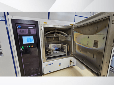 Panneau de commande d'une chambre d'essai de marque inconnue, vue de face ; montre un écran tactile, des indicateurs et une porte ouverte révélant l'intérieur.