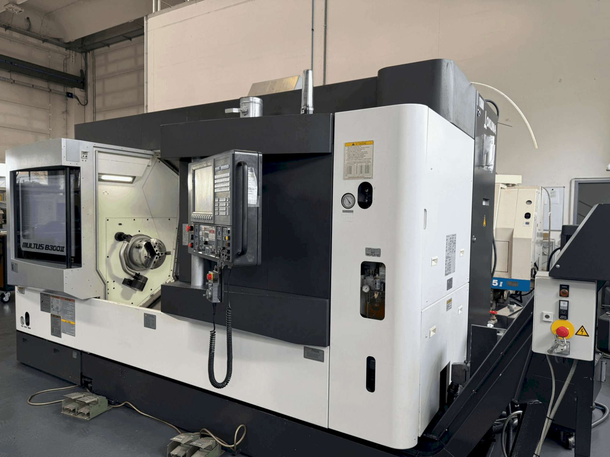 Vue de face de la machine Okuma MULTUS B300II