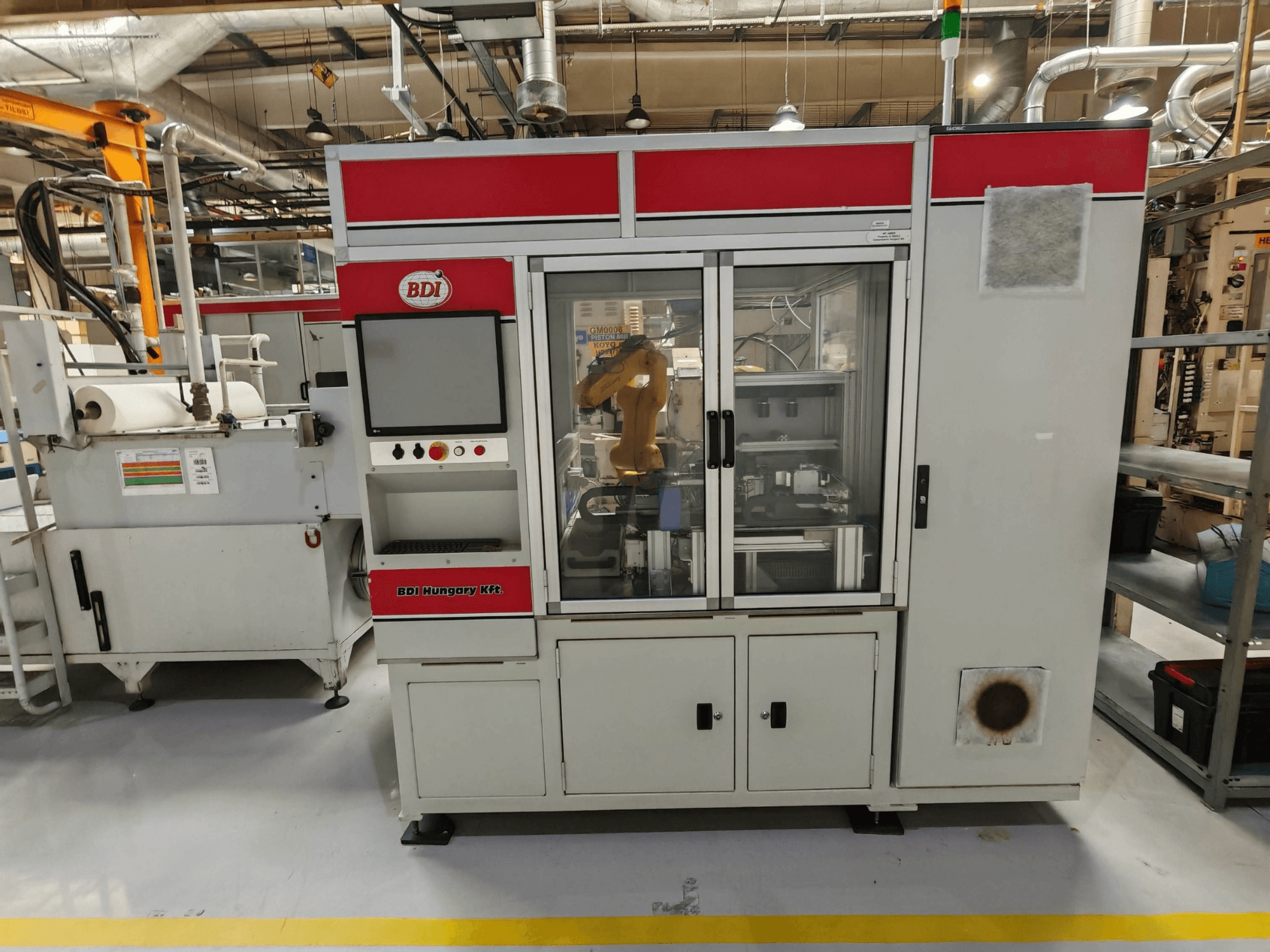 Rectifieuse sans centre KOYO 4515C, vue de face montrant le panneau de commande et le bras robotisé, dans un environnement d'usine.