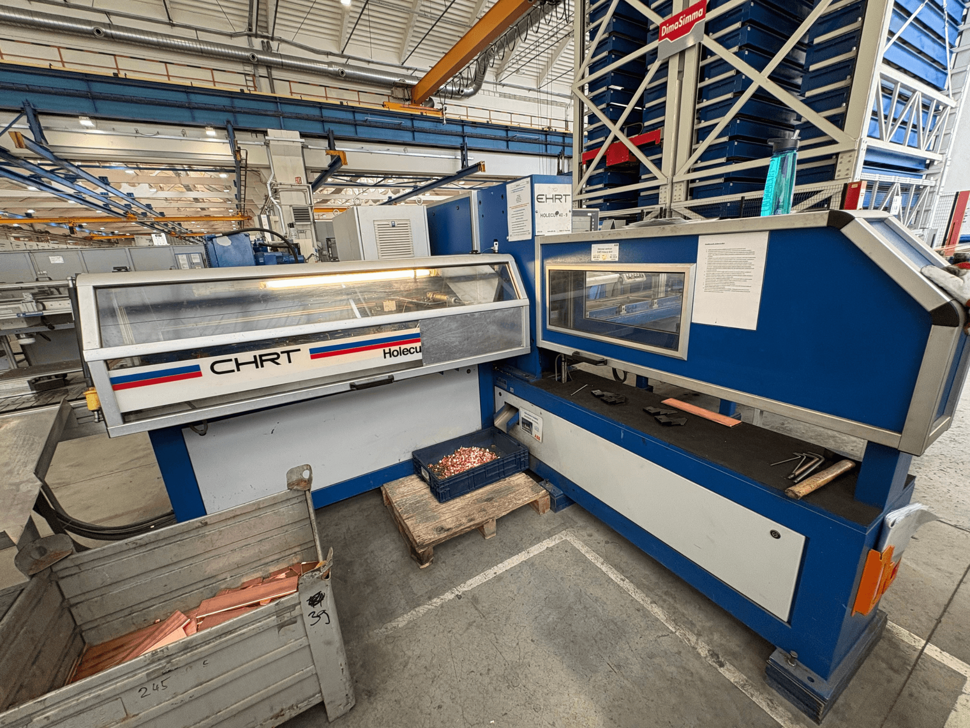 Poinçonneuse CNC EHRT Holecut 40-9, vue de face, avec panneau de commande, bac à métaux et tôles de cuivre à proximité.