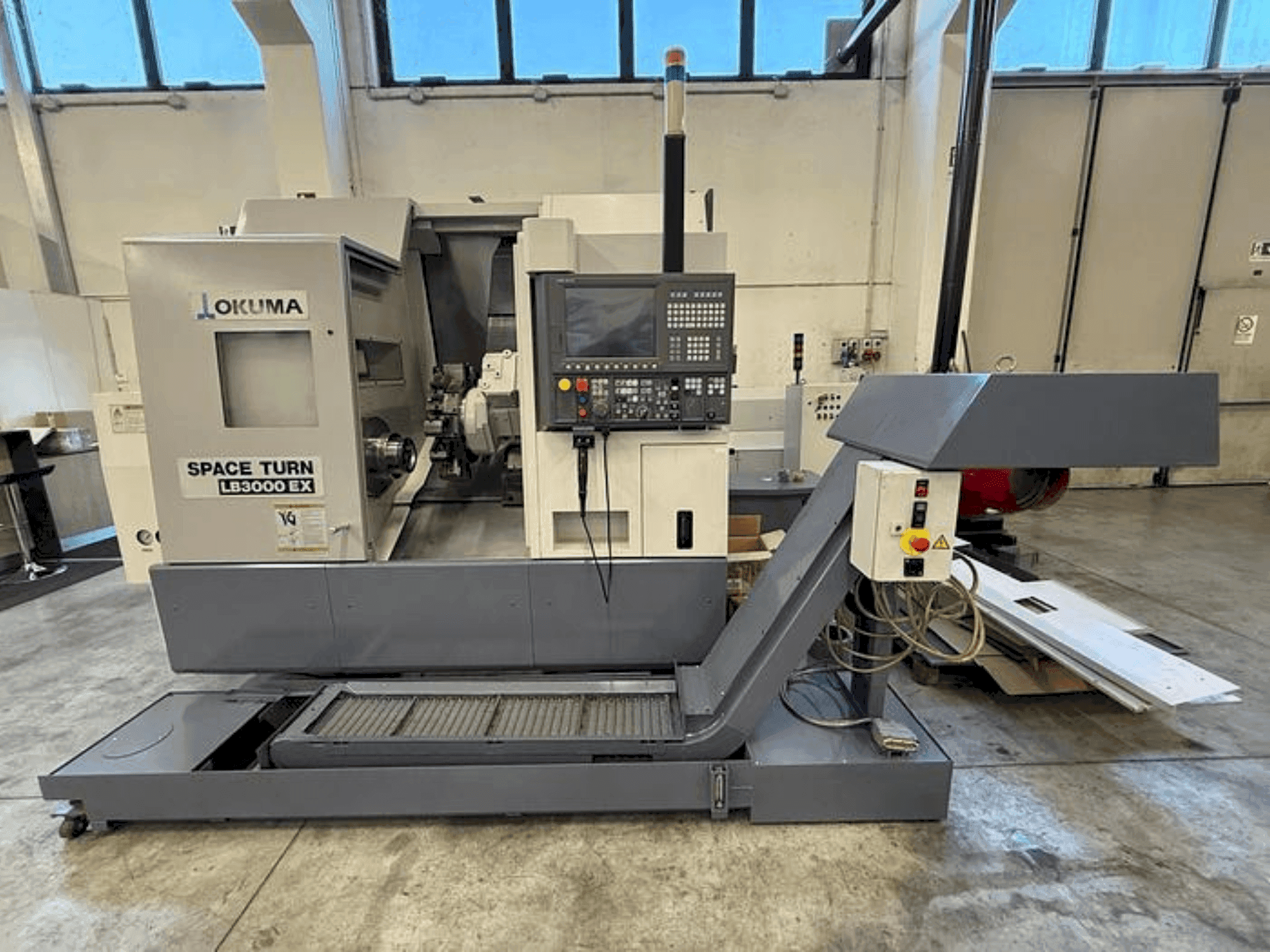 Vue de face de la machine Okuma LB 3000 EX MYT