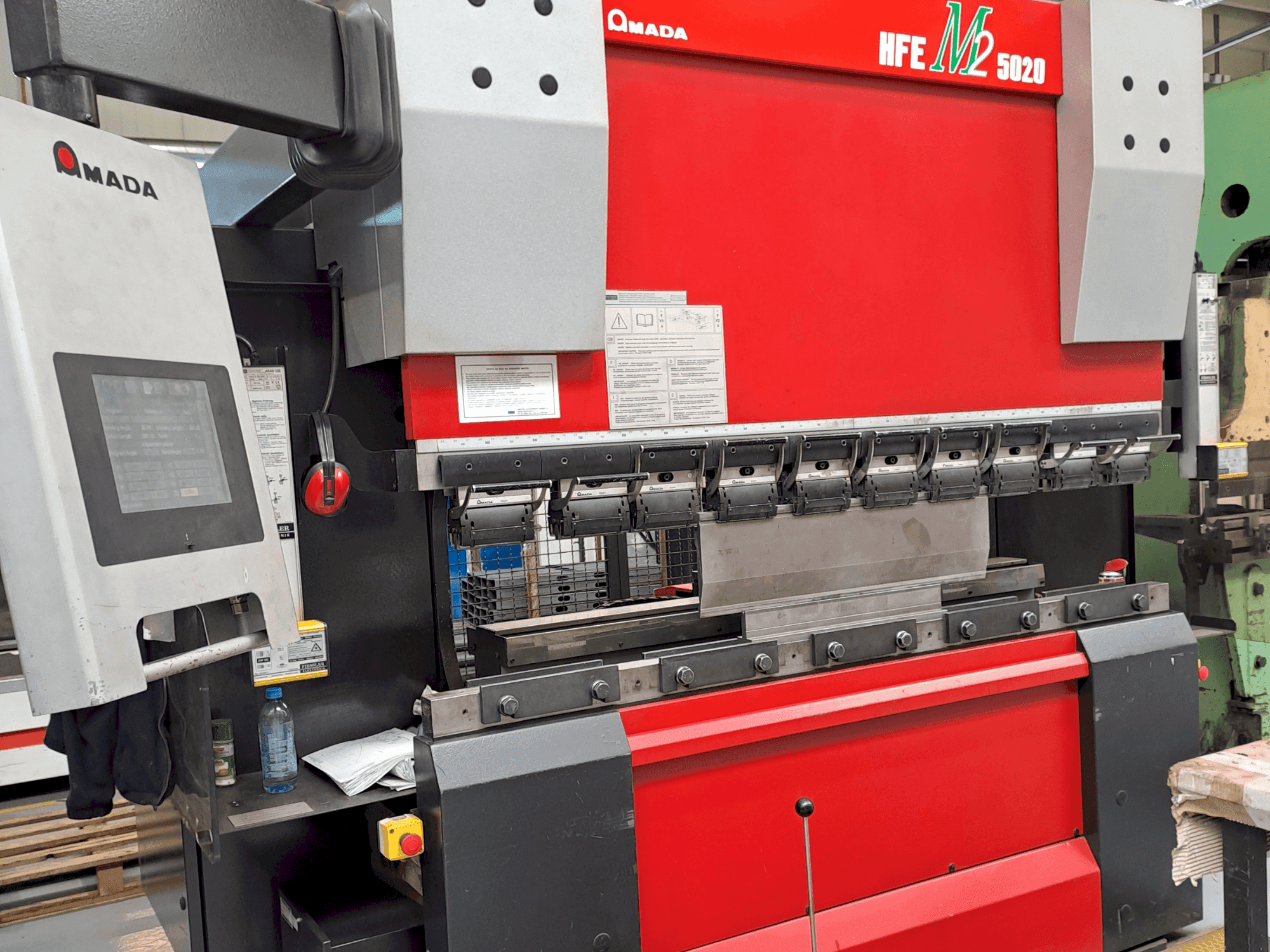 Vue de face de la machine AMADA HFE M2 5020