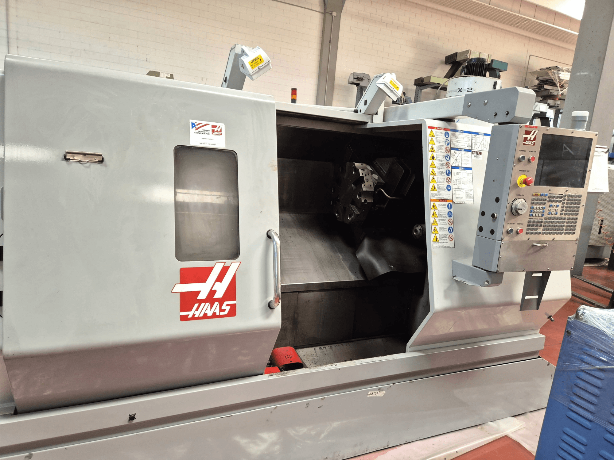 Tour horizontal Haas SL 30TBHE, vue de face montrant les commandes et le compartiment ouvert destiné aux opérations d'usinage.