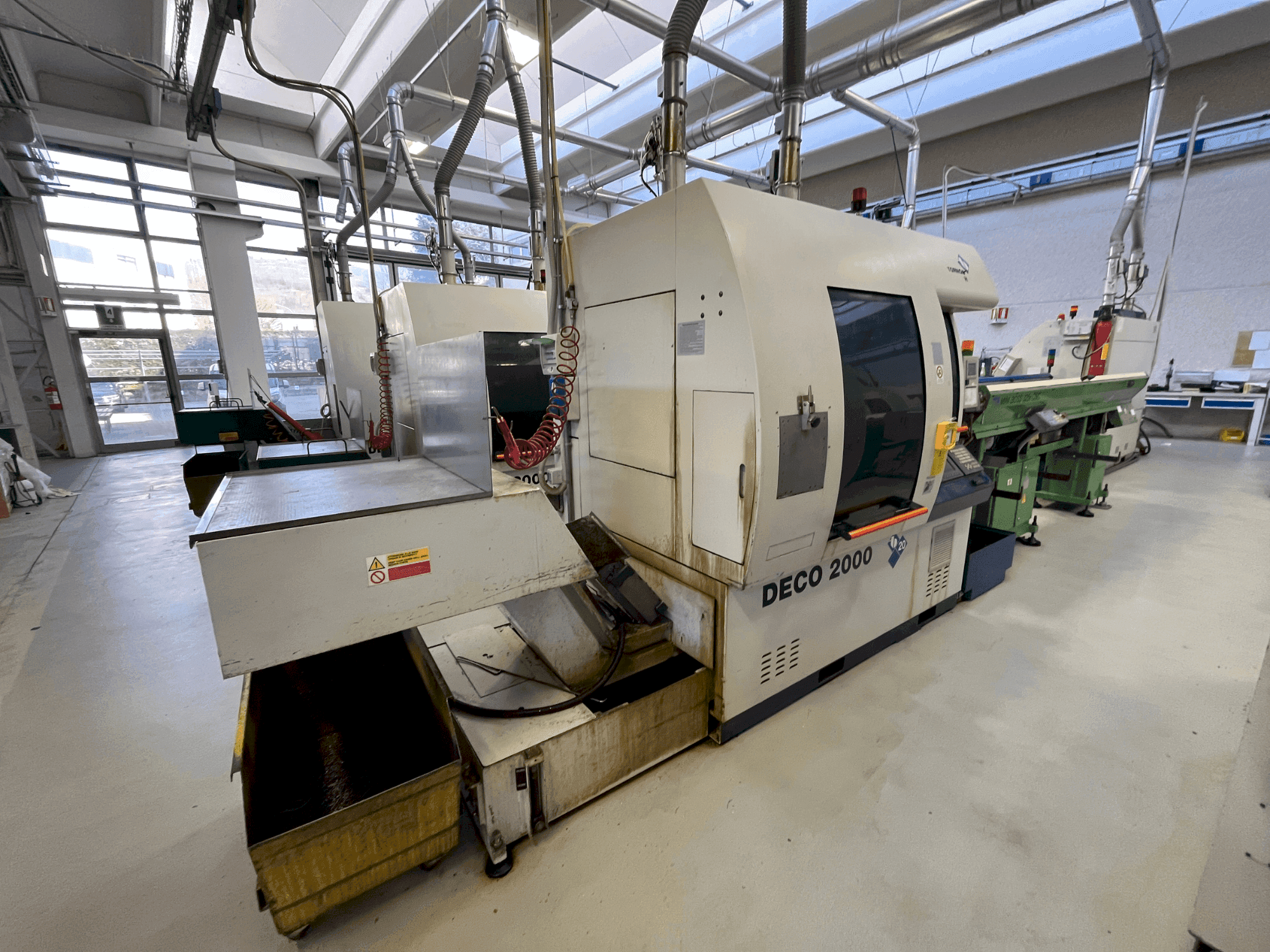 Vue de face de la machine TORNOS DECO 2000/20