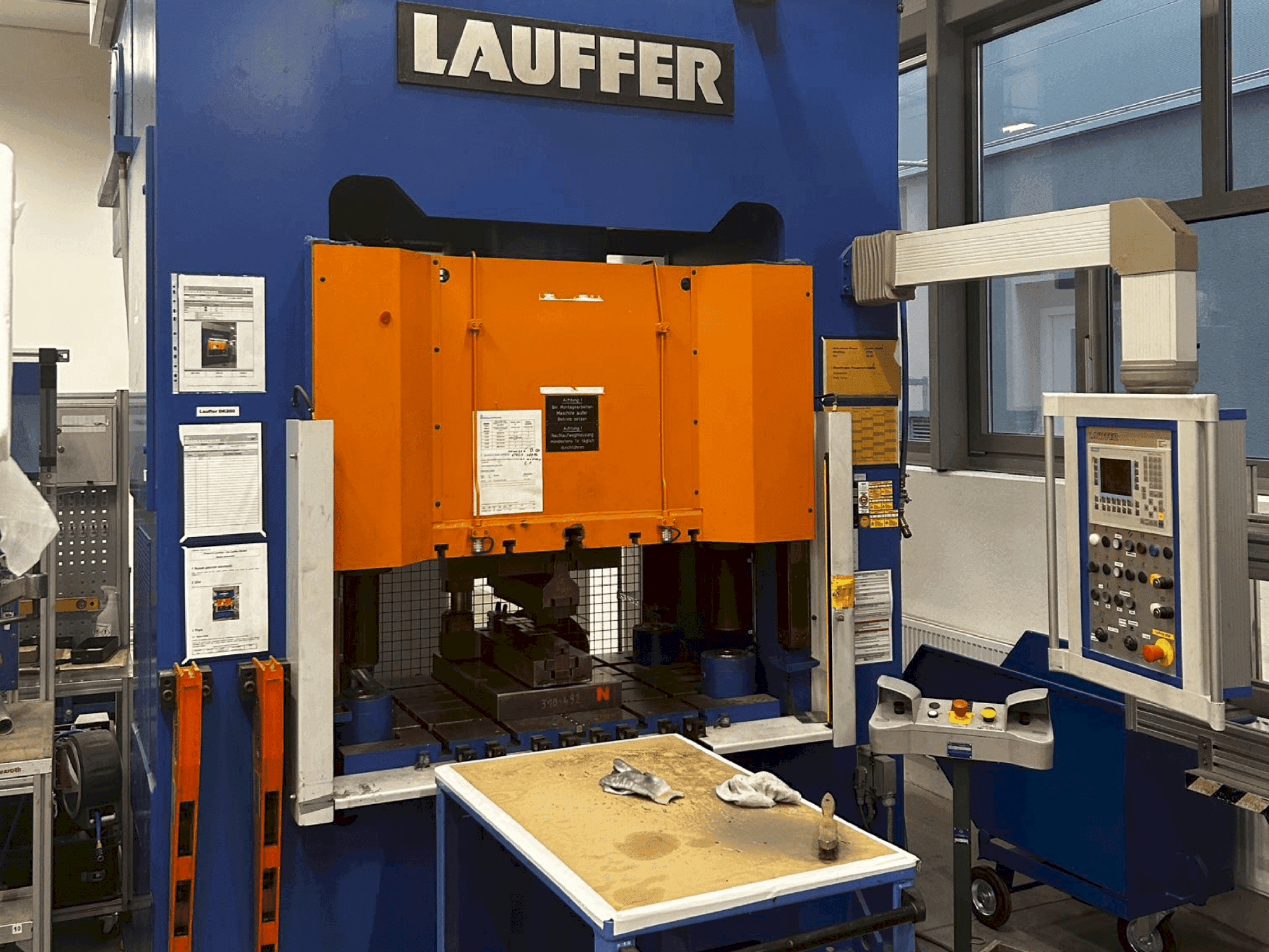 Vue de face de la machine LAUFFER DK 200 (2007)