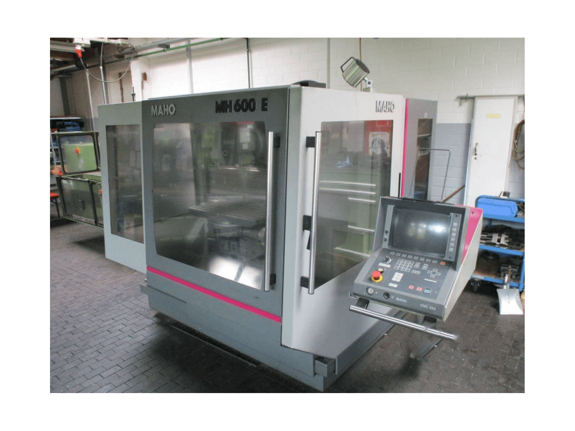 Vue de face de la machine MAHO MAHO 600 E