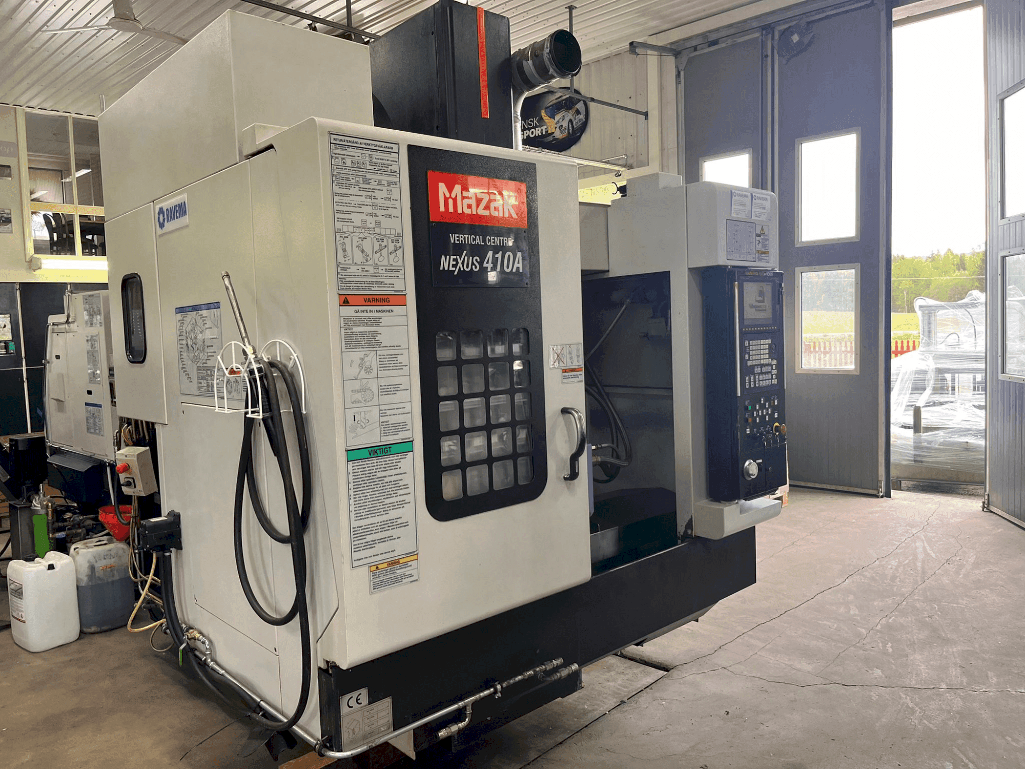 Vue de face de la machine Mazak VCN-410A