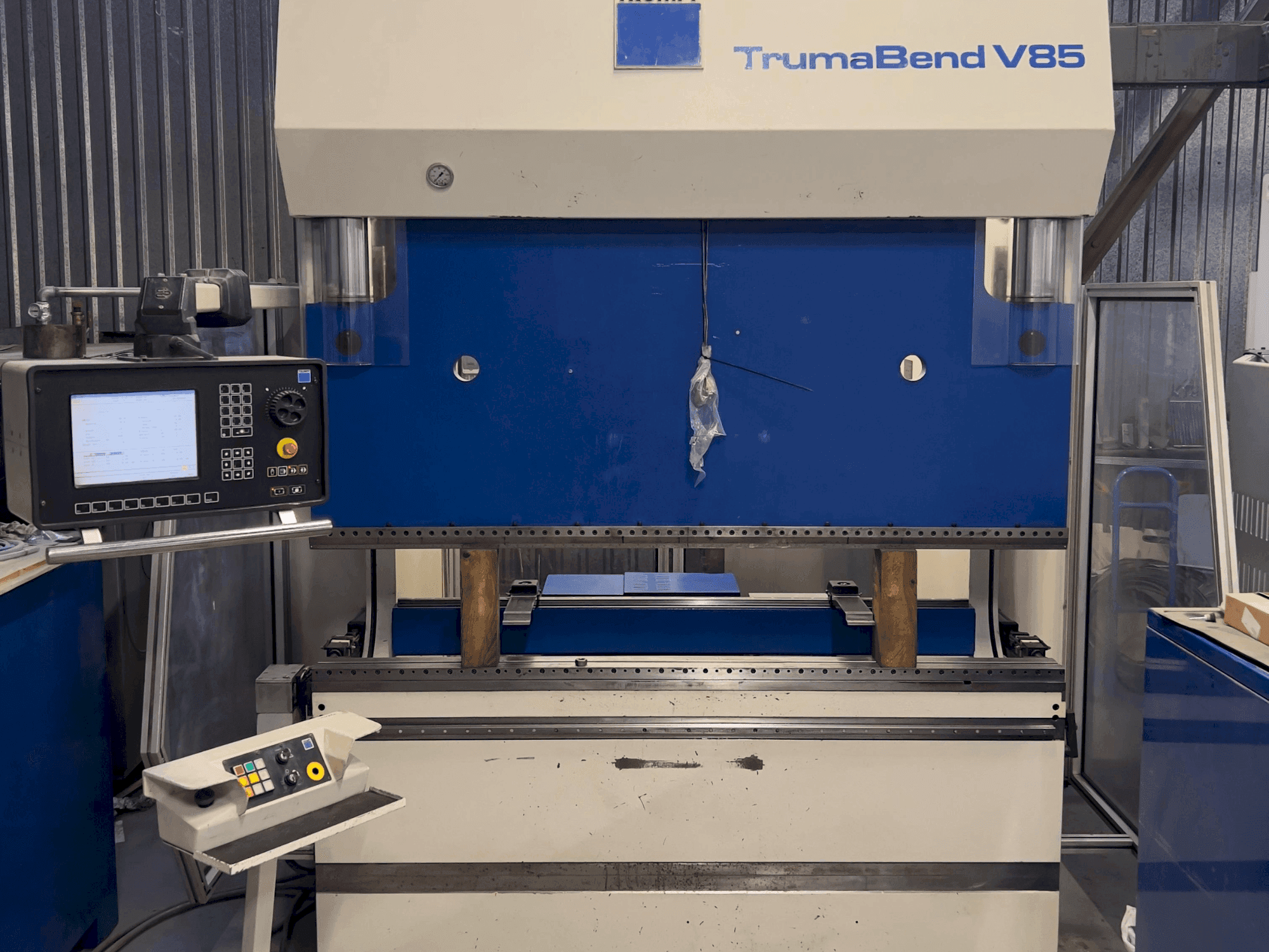 Vue de face de la machine TRUMPF TrumaBend V85