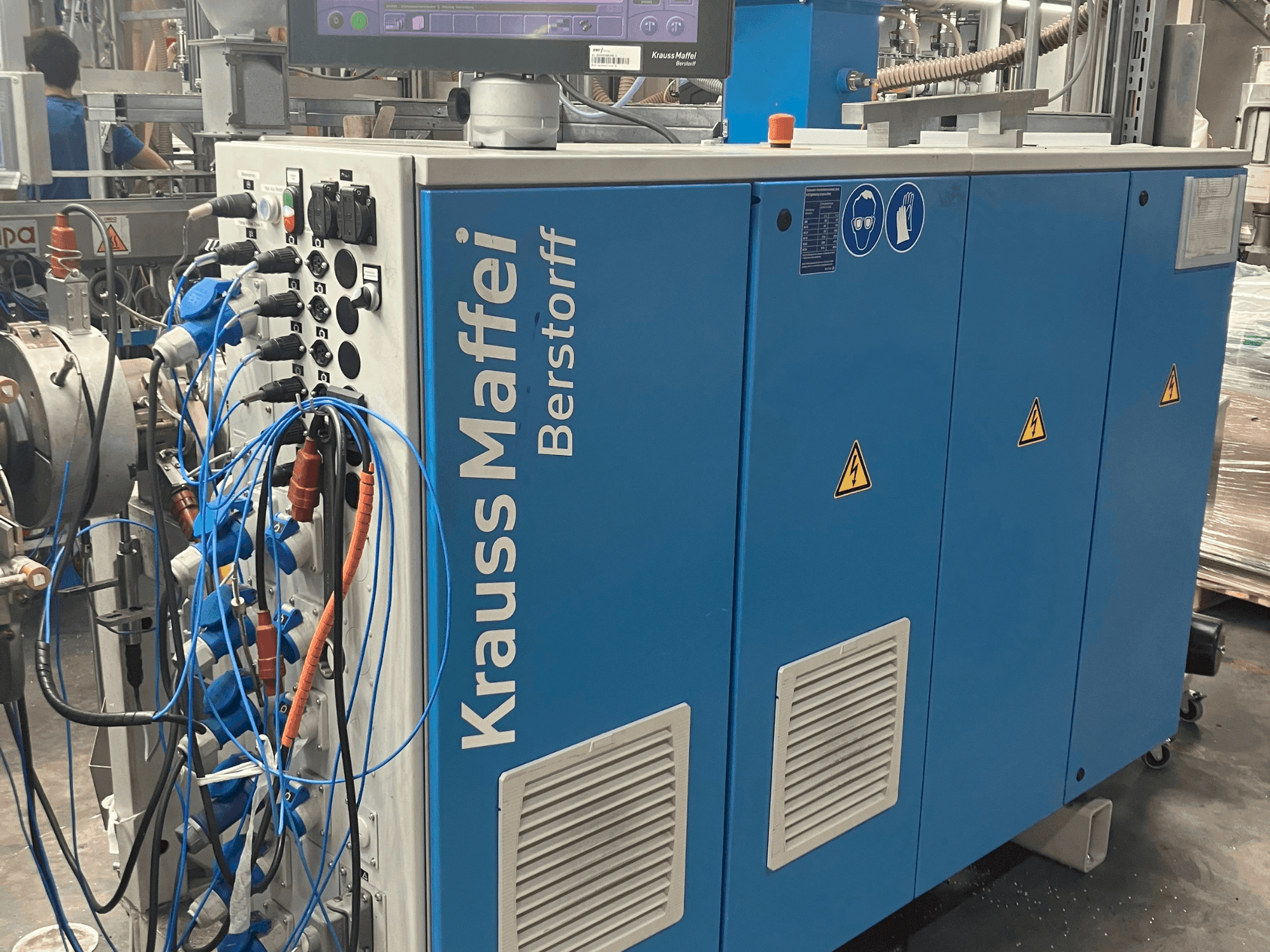 Vue de face de la machine Krauss Maffei KME 30-25