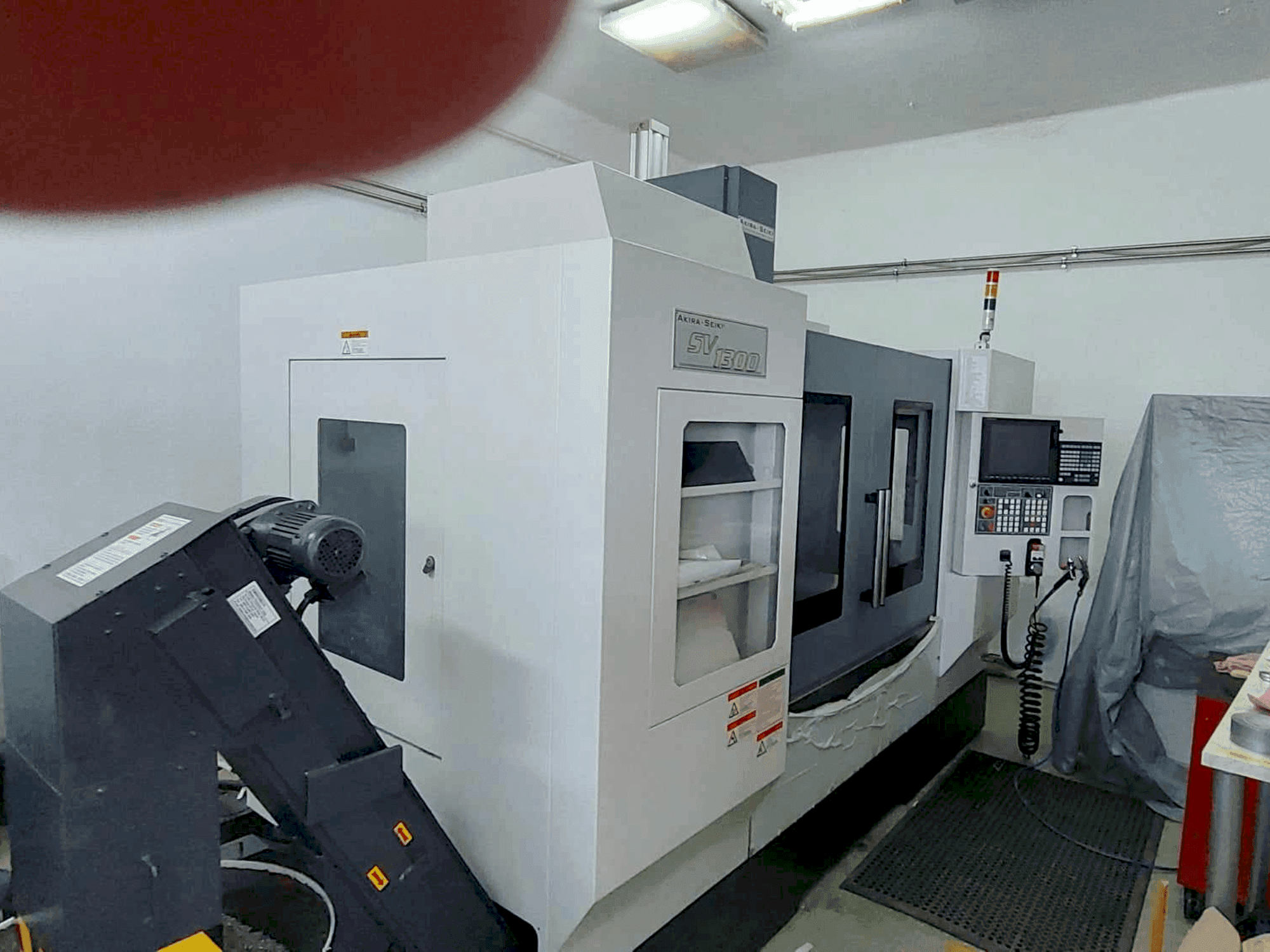 Vue de face de la machine Akira Seiki SVI300