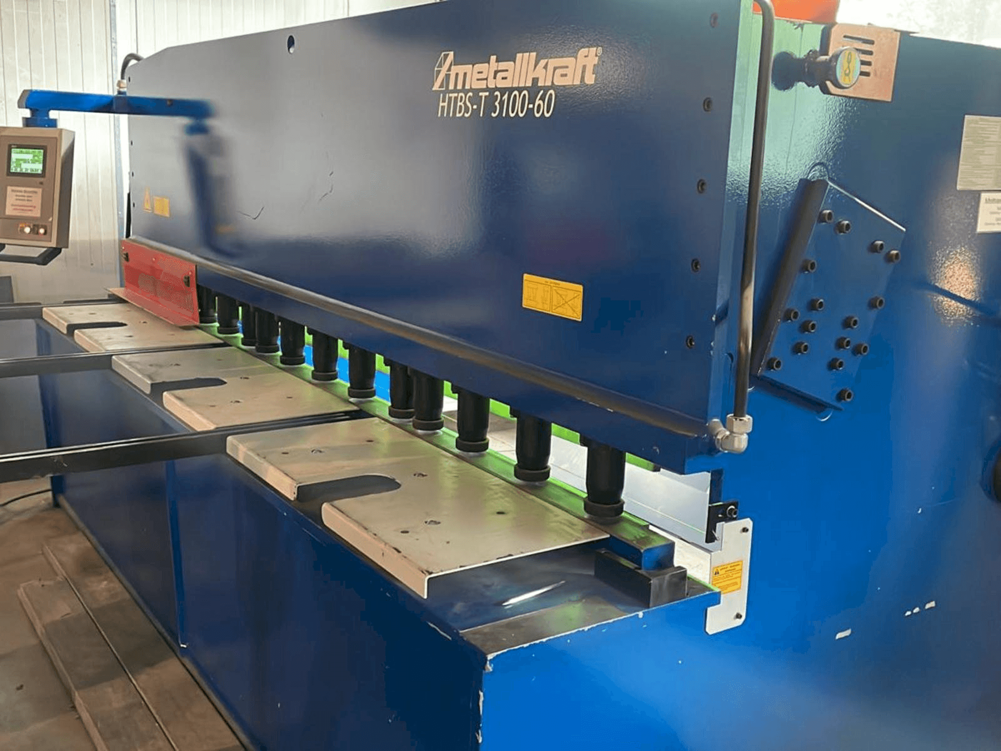 Vue de face de la machine Metallkraft HTBS-T 3100-60