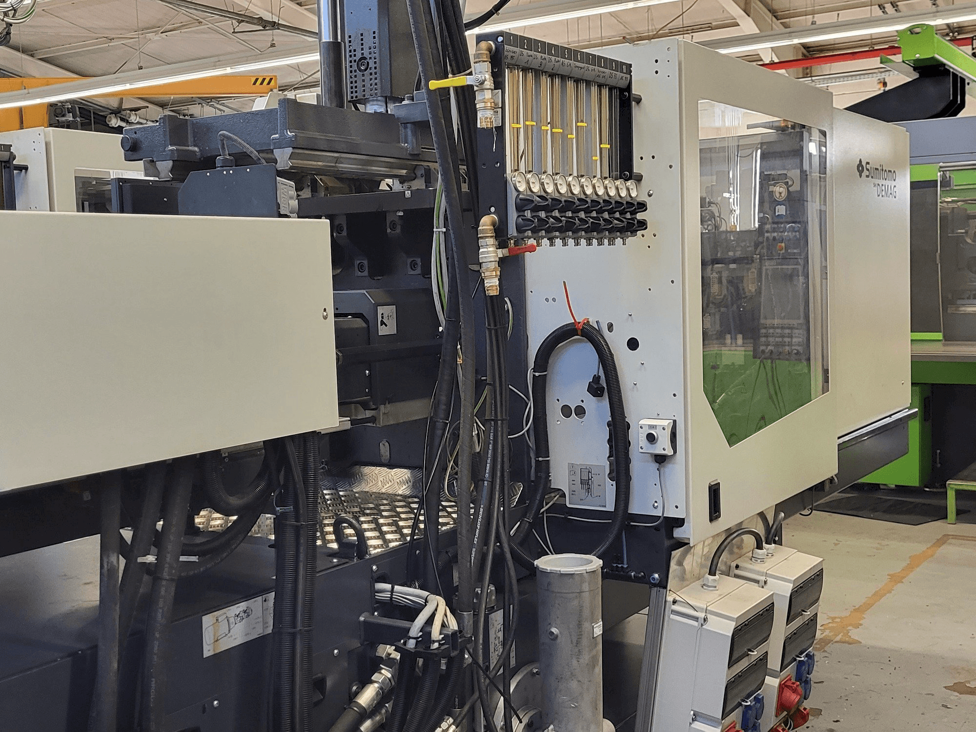 Vue latérale gauche de la machine Sumitomo SHI DEMAG Systec Multi 120/470-200h/80V