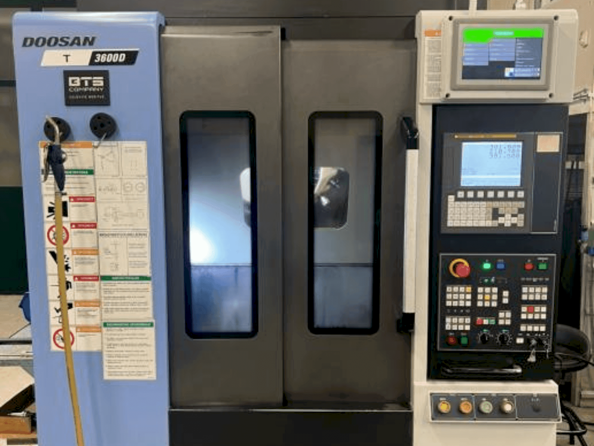 Vue de face de la machine DOOSAN T3600 D