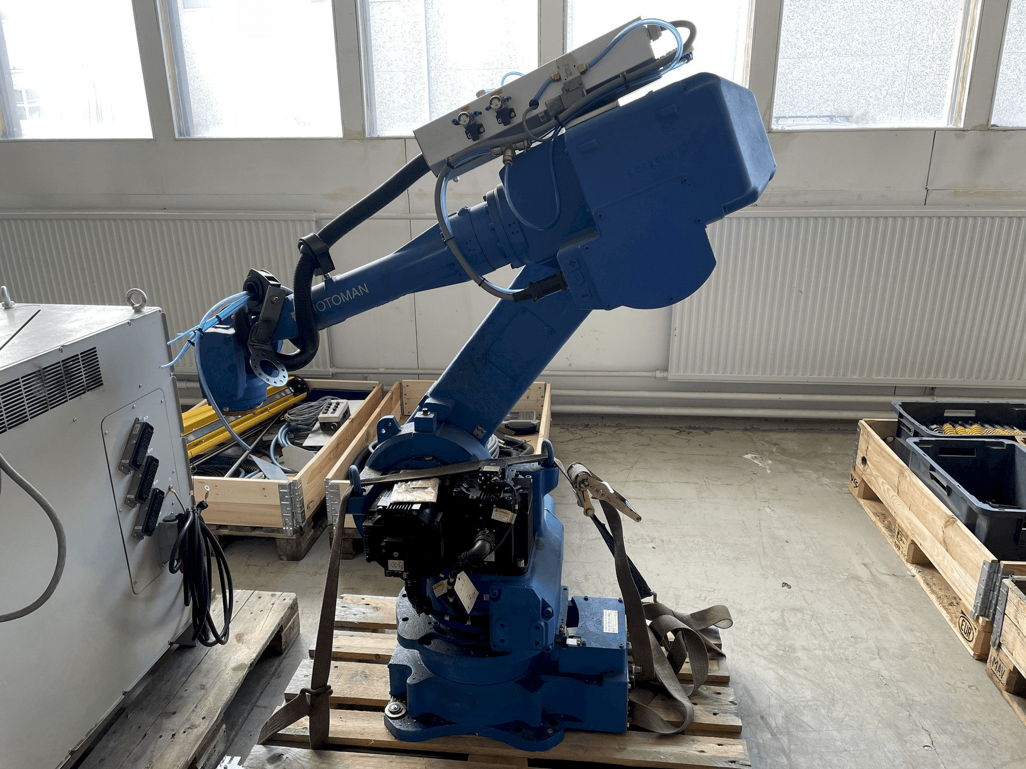 Vue de face de la machine MOTOMAN NX100 80KG