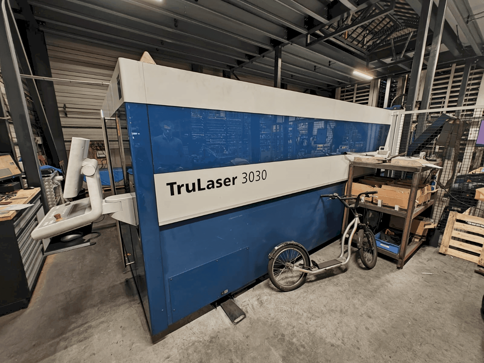 Vue de face de la machine TRUMPF TruLaser 3030 Fiber
