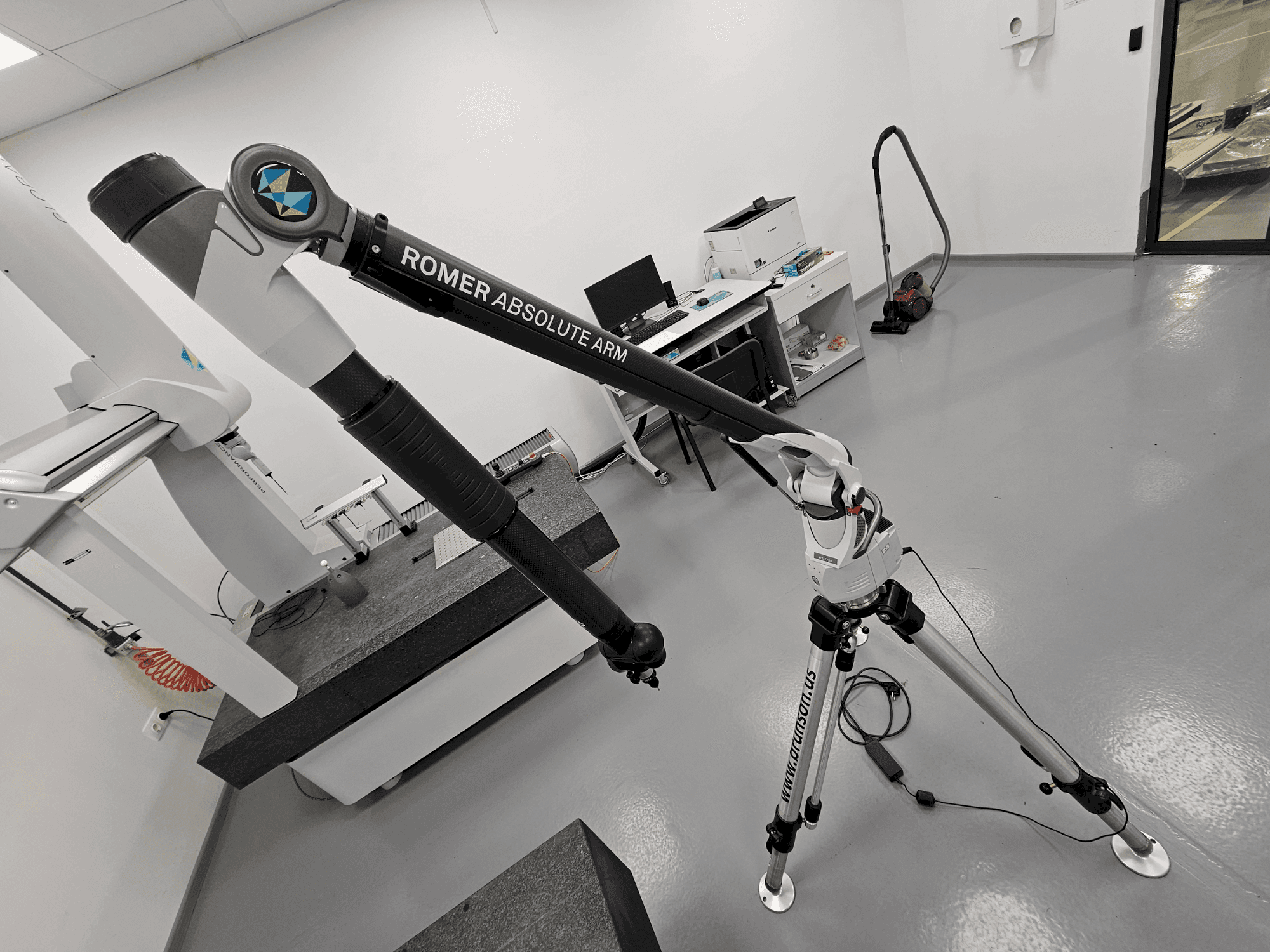 Vue de face de la machine ROMER Absolute Arm 7730