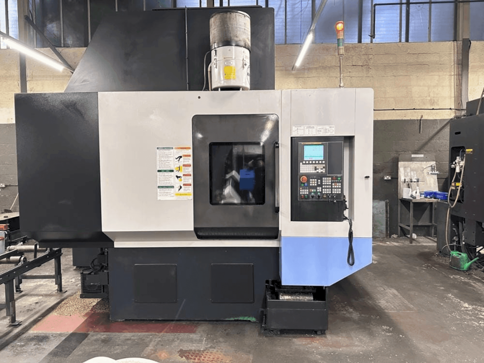 Vue de face de la machine DOOSAN VC-510
