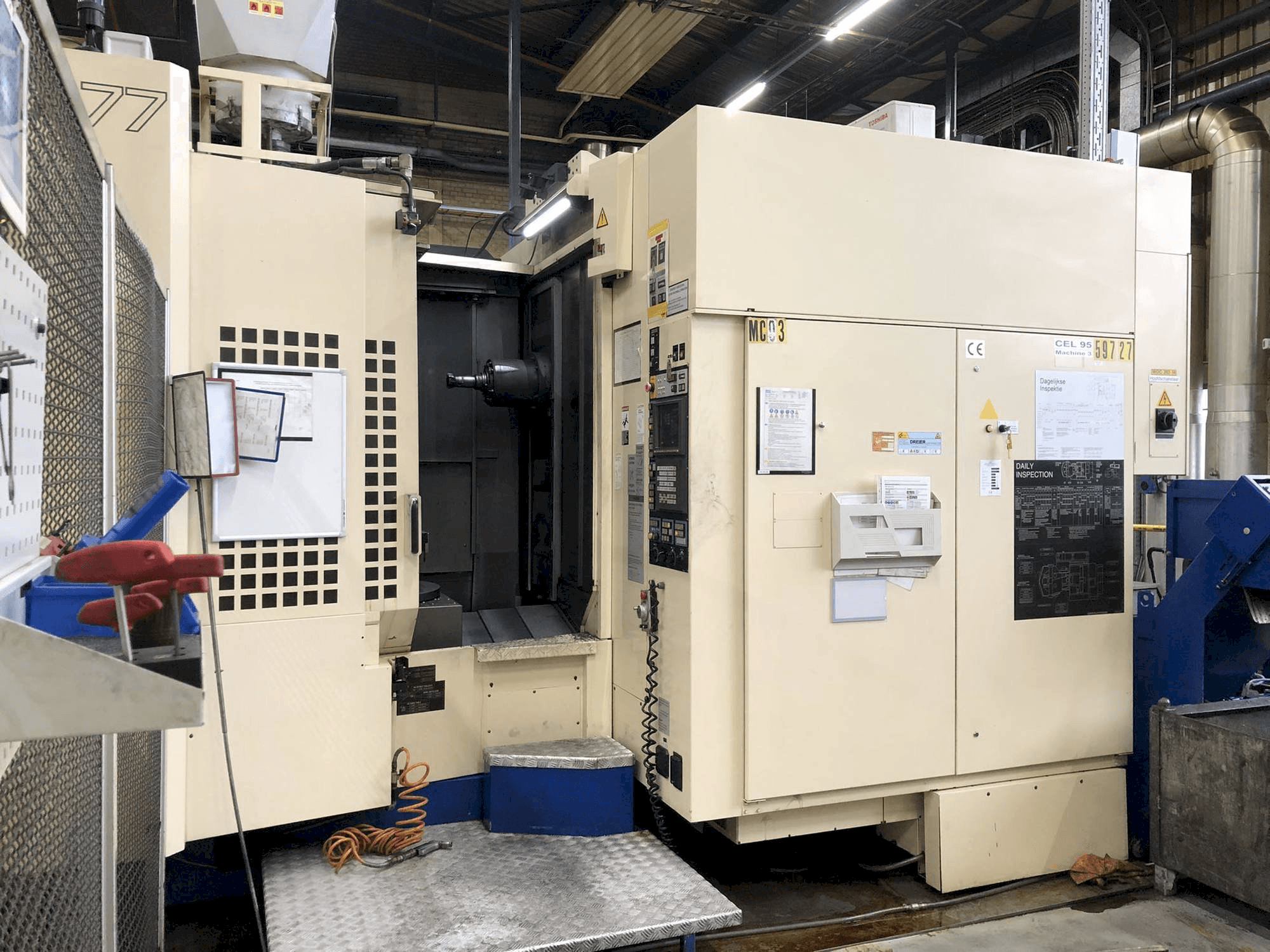 Vue de face de la machine Makino A77