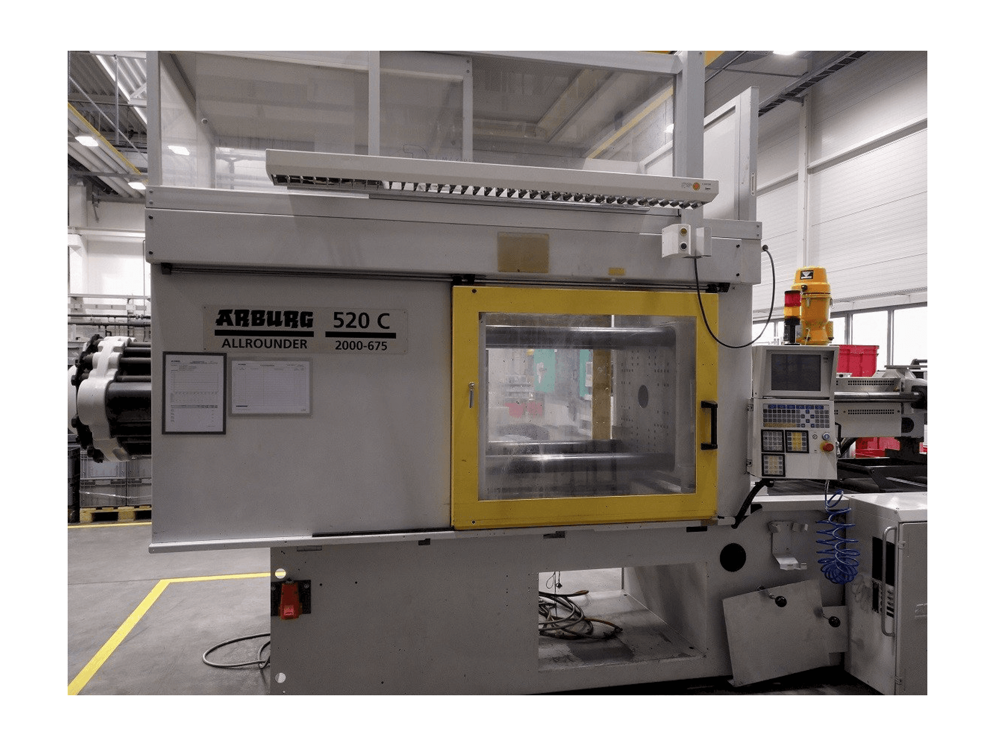 Vue de face de la machine Arburg 520 C 2000–675