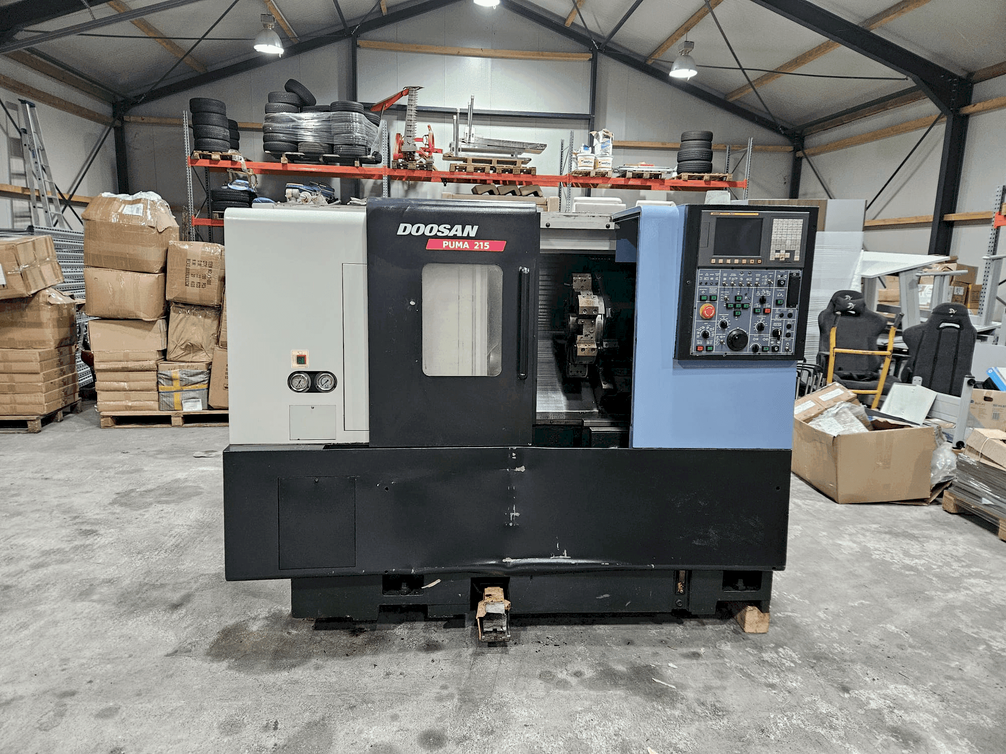 Vue de face de la machine DOOSAN PUMA 215