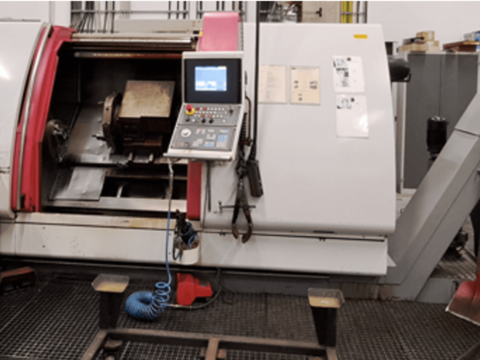 Tour horizontal Gildemeister CTX 500 S2, vue de face, montrant le panneau de commande, la zone de la broche et l'espace de travail.