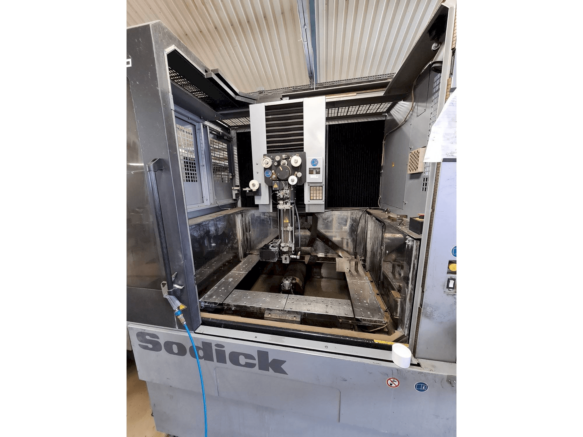 Vue de face de la machine Sodick AQ750L