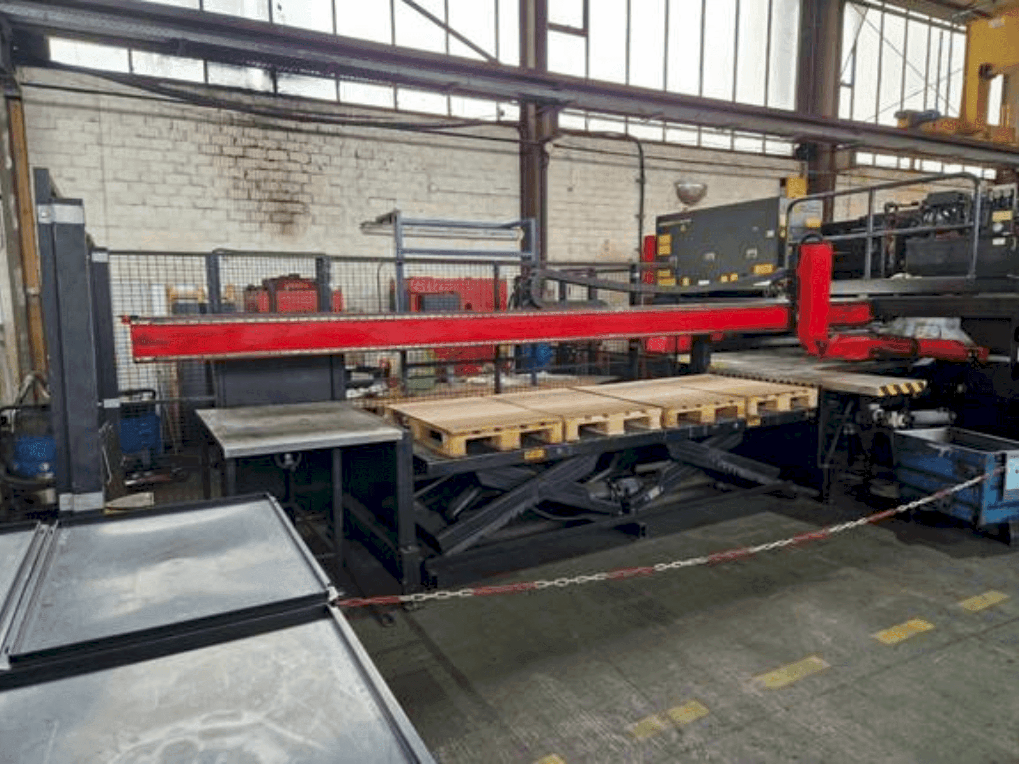 Vue de face de la machine AMADA AP3-2610 V