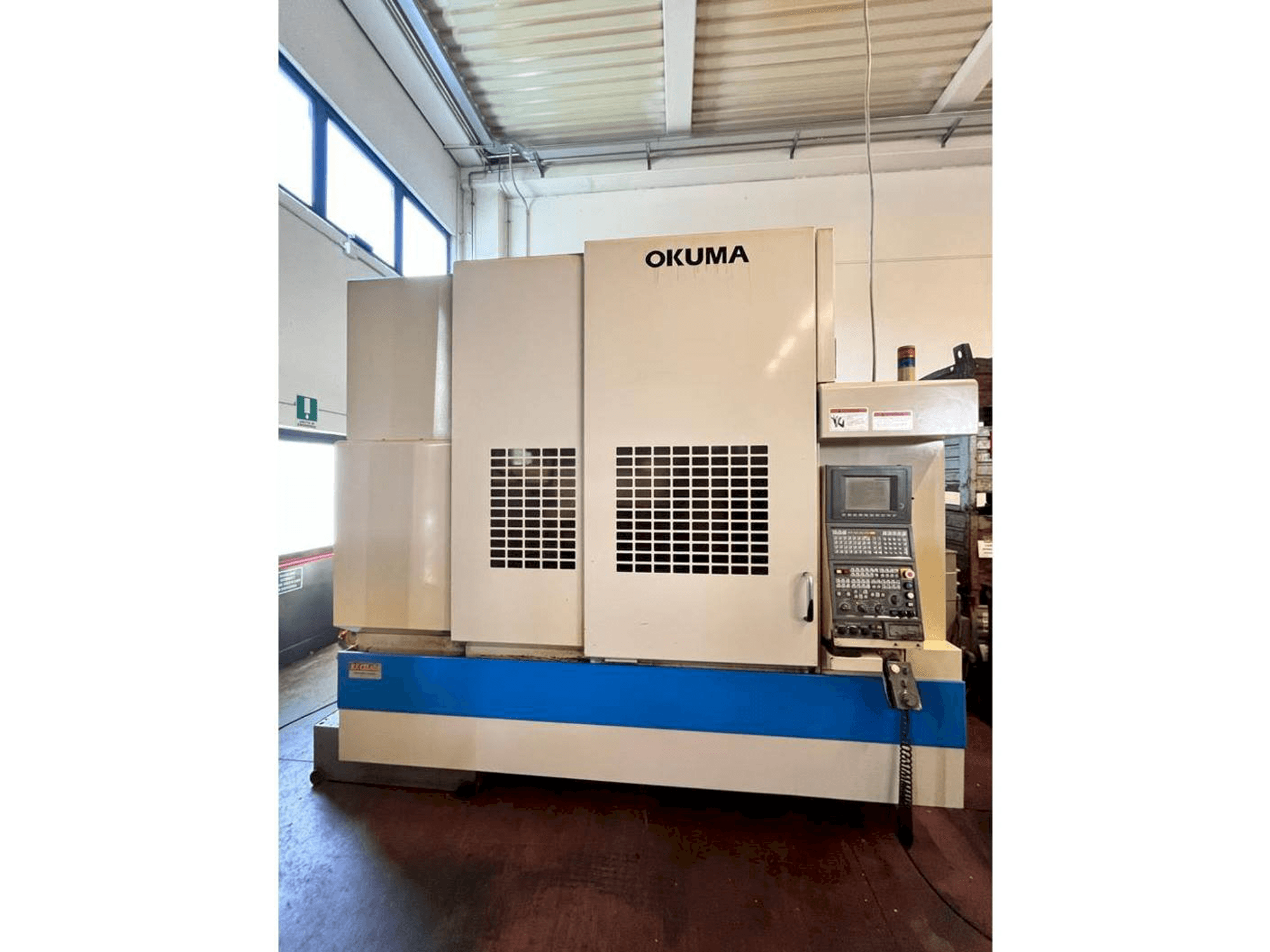 Vue de face de la machine Okuma MX55 VA