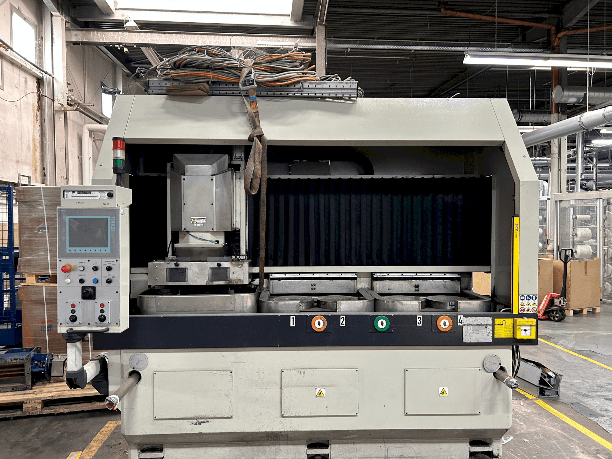 Vue de face de la machine Lodi VHP 300 4T CN