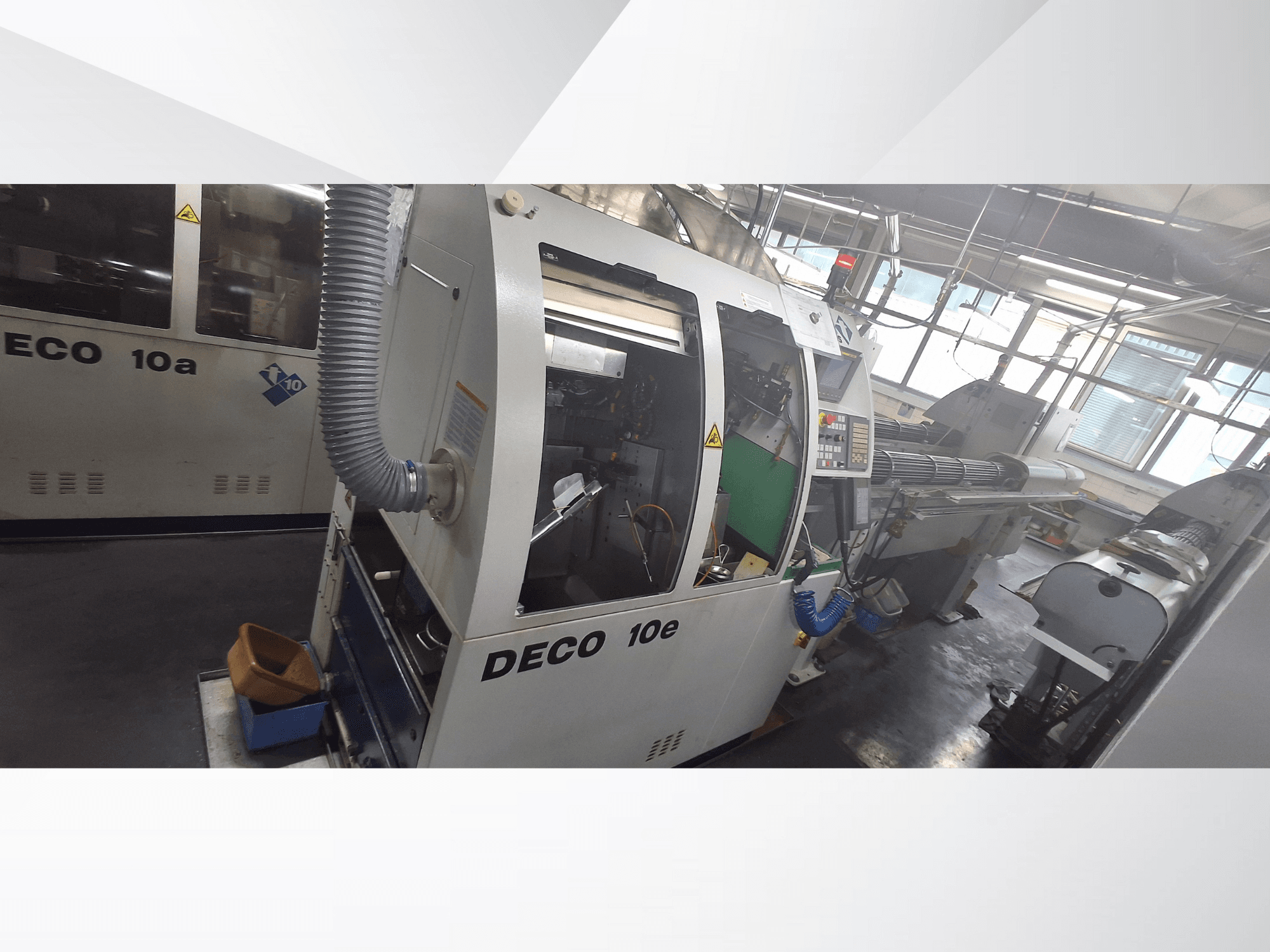 Machine CNC DECO 10e vue de côté, avec panneau de commande, intérieur vert et tuyau d'échappement raccordé.