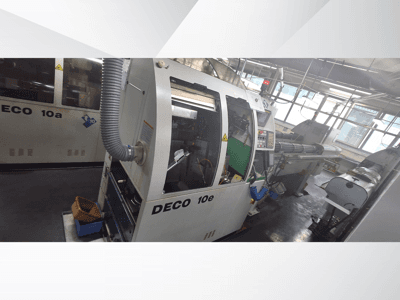 Machine CNC DECO 10e vue de côté, avec panneau de commande, intérieur vert et tuyau d'échappement raccordé.