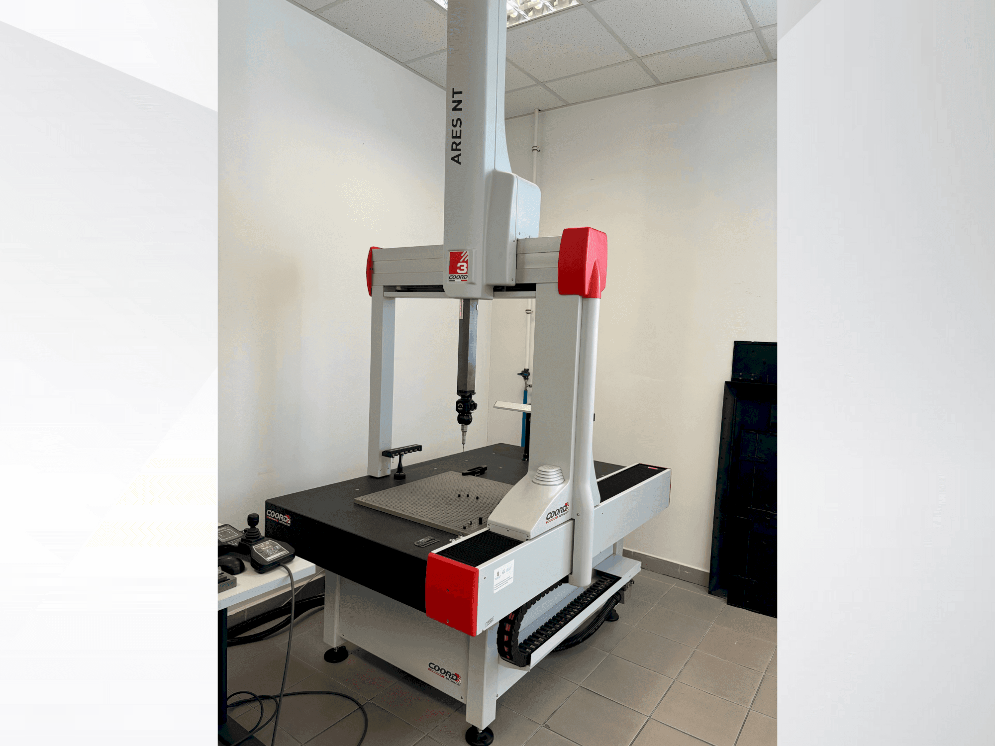 Vue de face de la machine Coord3 ARES NT