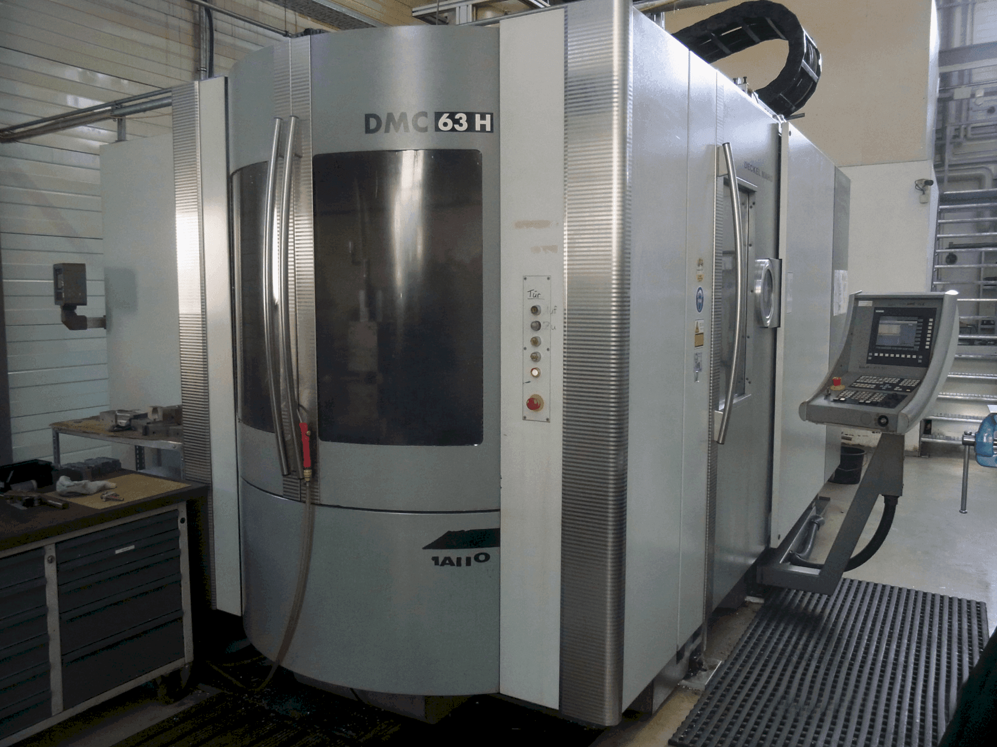Vue de face de la machine DECKEL MAHO DMC 63 H