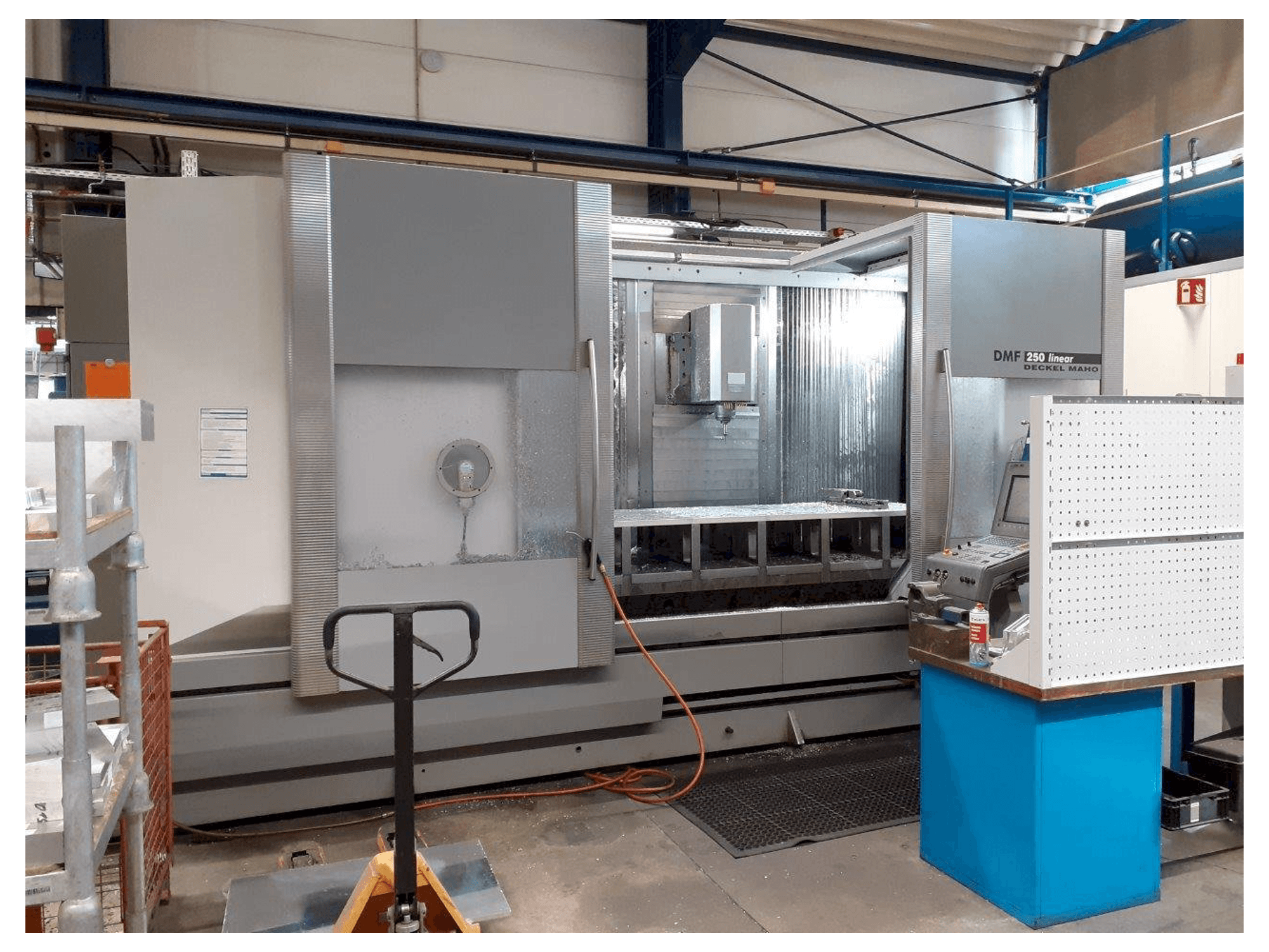 Vue de face de la machine DMG MORI DMF 250