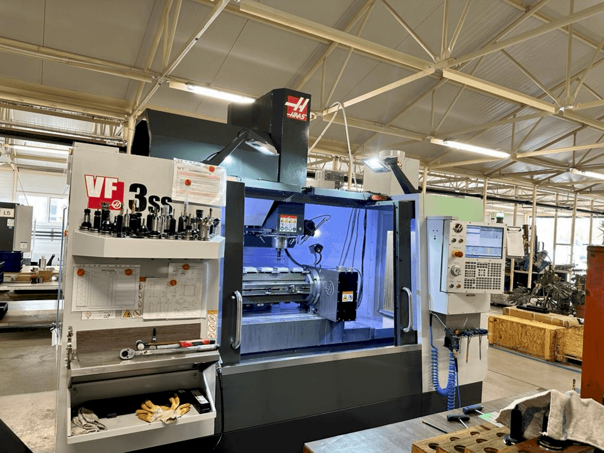 Vue de face de la machine HAAS VF-3SS