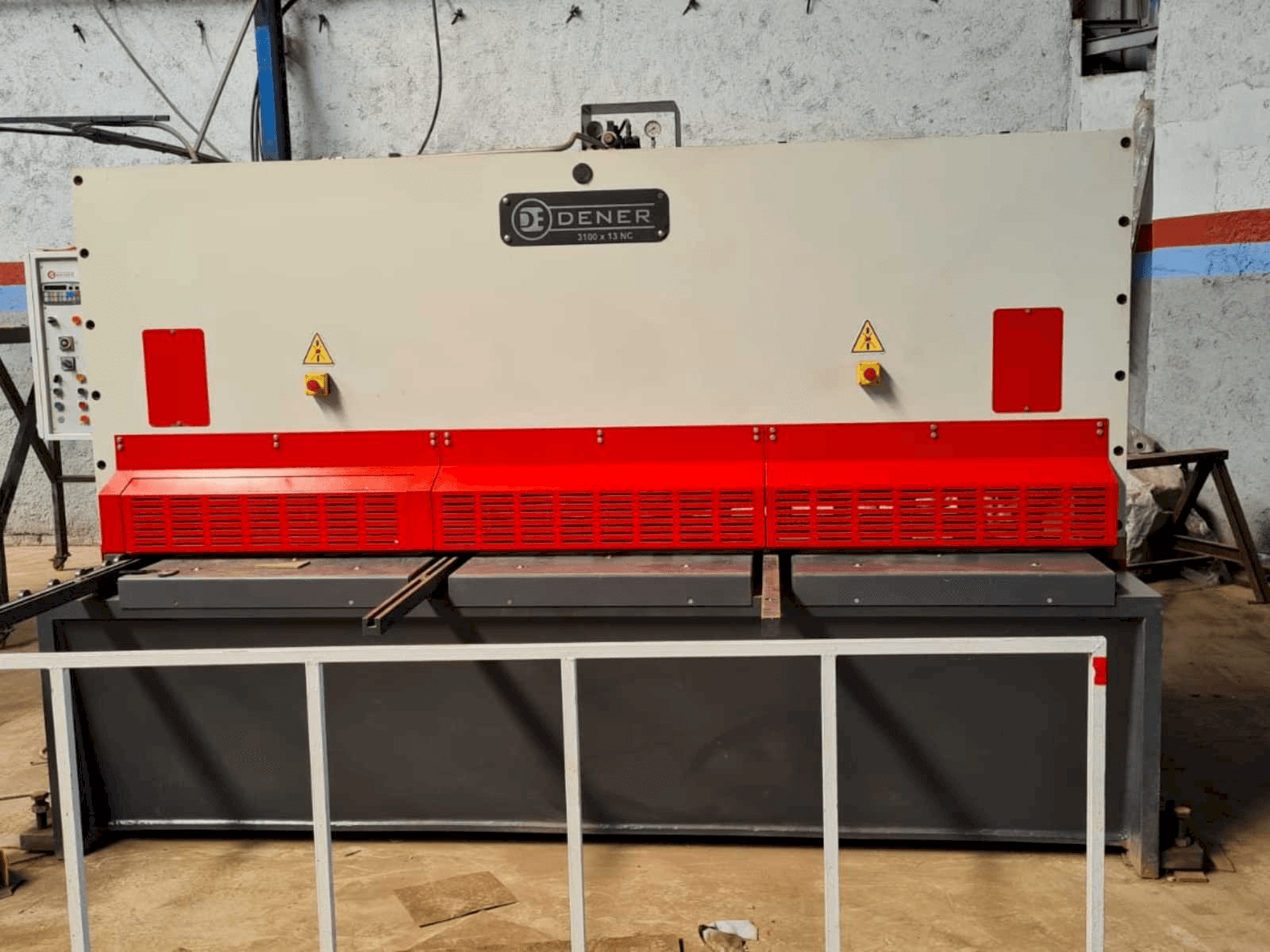 Vue de face de la machine DENER BS 3013