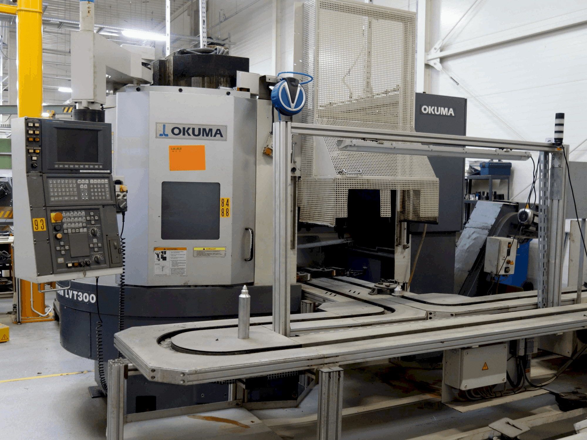 Vue de face de la machine Okuma LVT 300