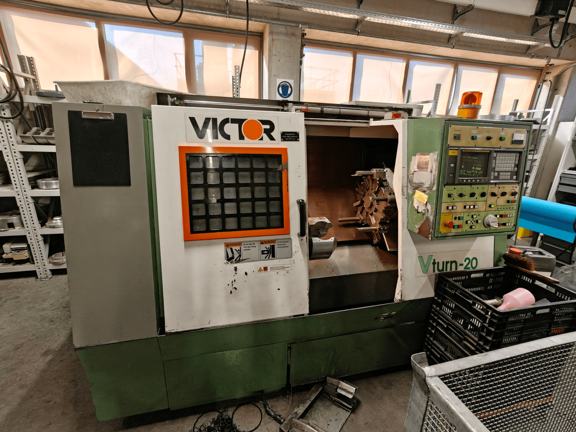 Tour horizontal Victor Vturn-20, vue latérale, montrant le panneau de commande, la broche et l'espace de travail pour l'usinage.