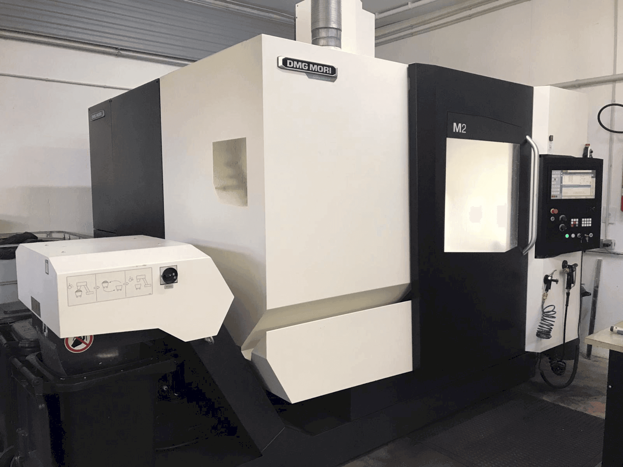 Vue de face de la machine DMG MORI M2