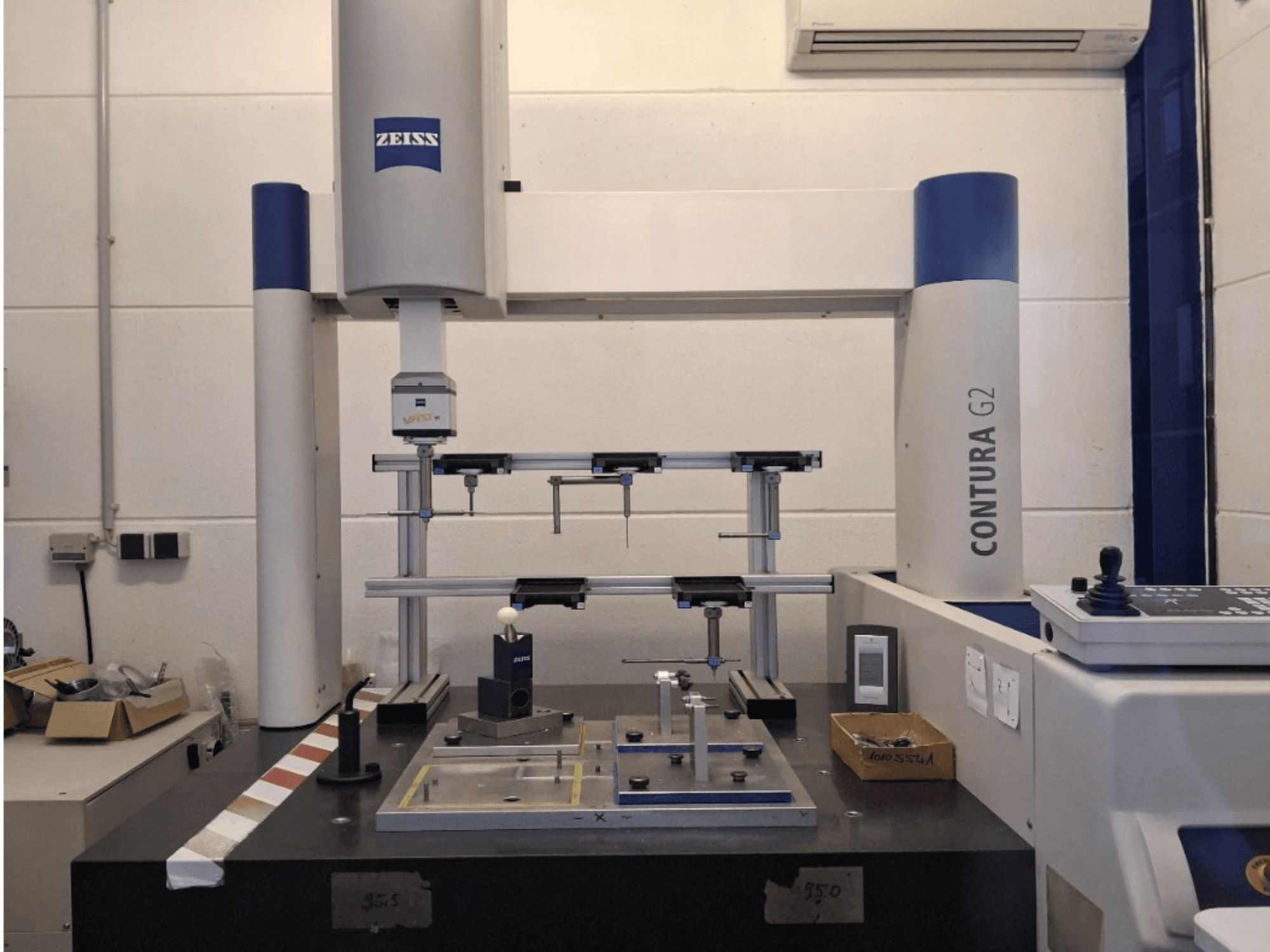 La MMT ZEISS Contura G2 dans un laboratoire, montrant l'appareil de mesure et le panneau de commande d'une vue de face.