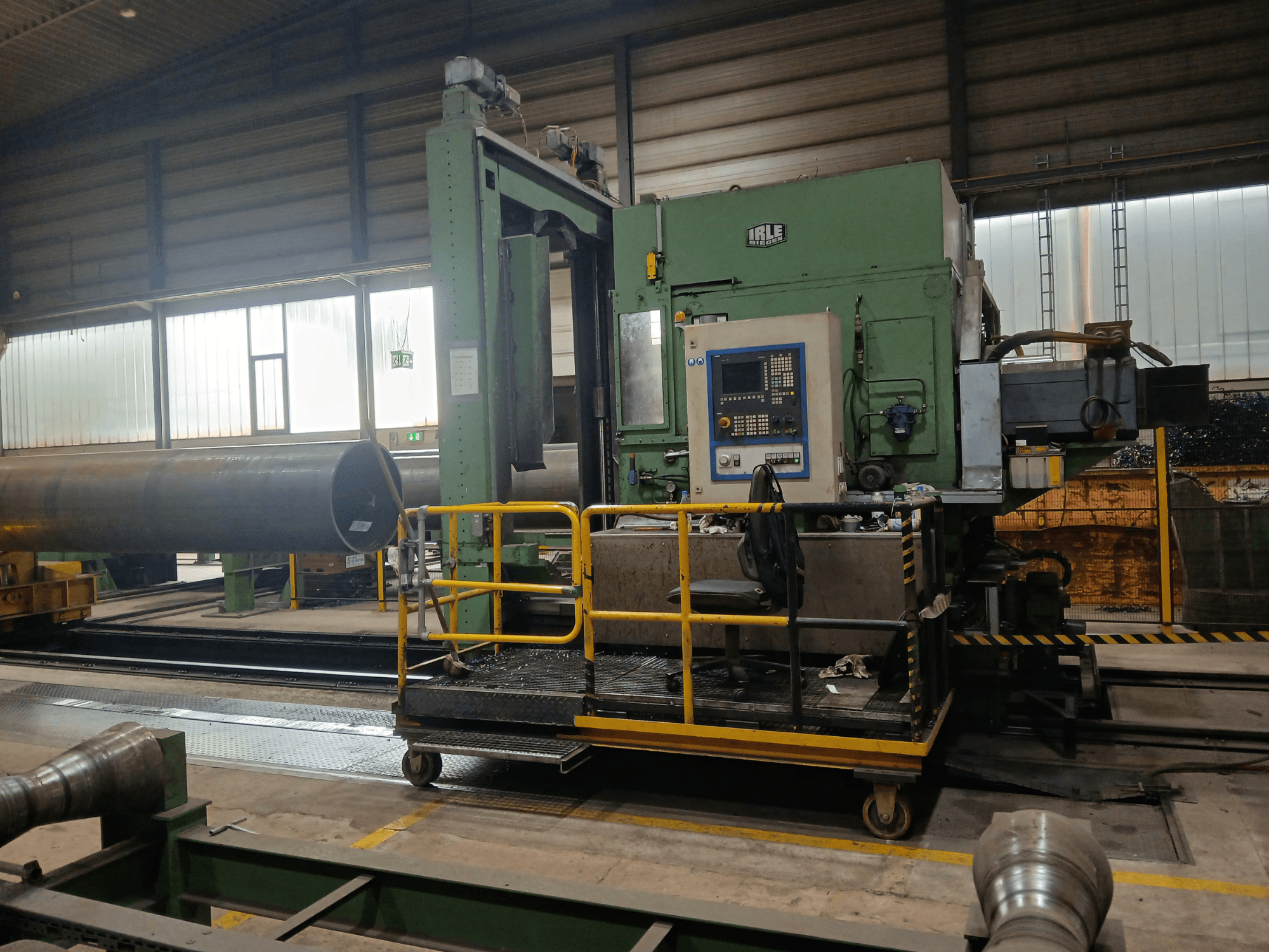 Centre d'usinage horizontal CNC IRLE IRD 1600 vu de profil, mettant en évidence le panneau de commande et le système de rails destiné aux pièces lourdes.