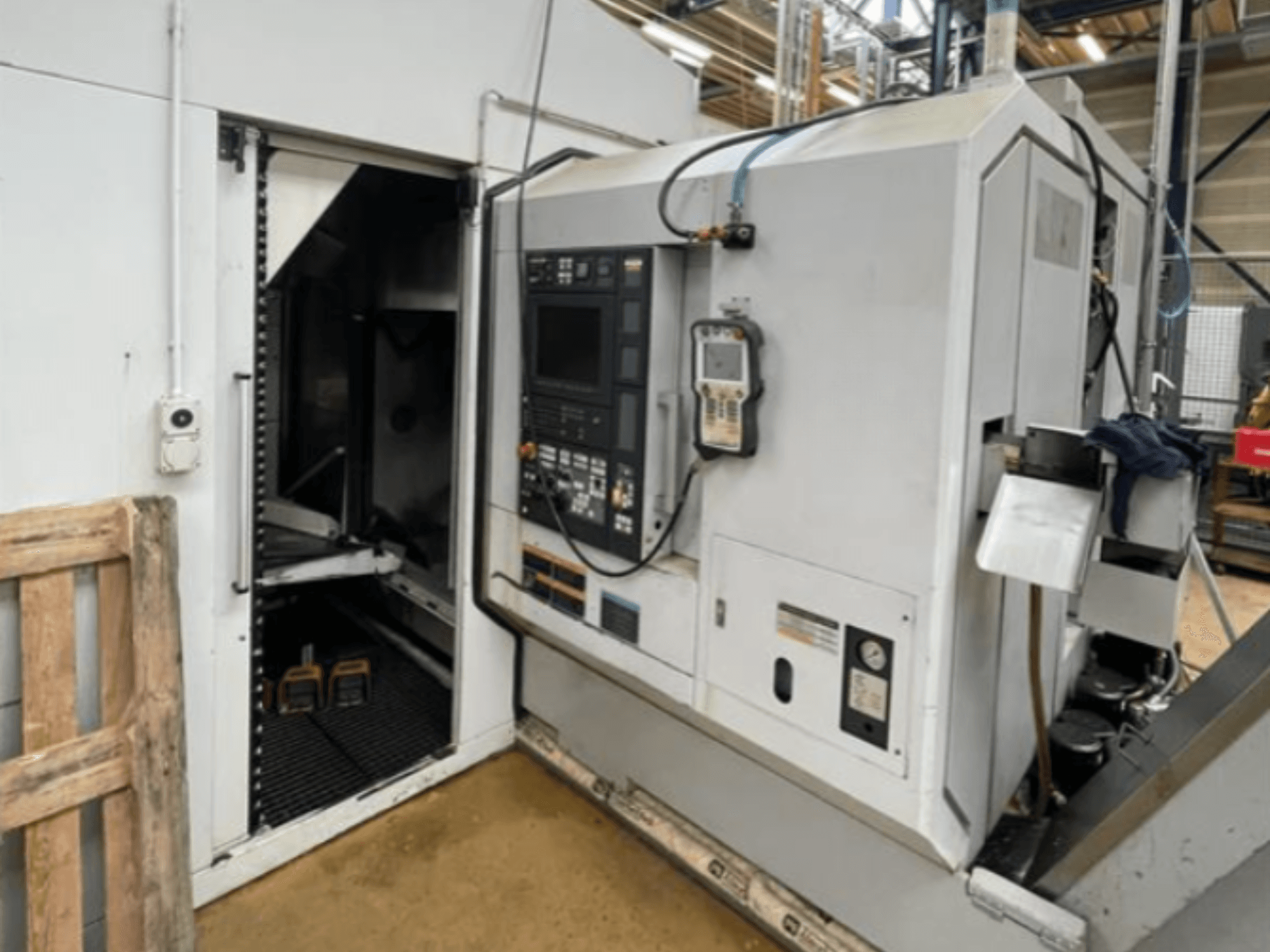 Tour horizontal DMG Mori Seiki NZ2000T3Y2, vue latérale montrant le panneau de commande et l'intérieur de la machine.