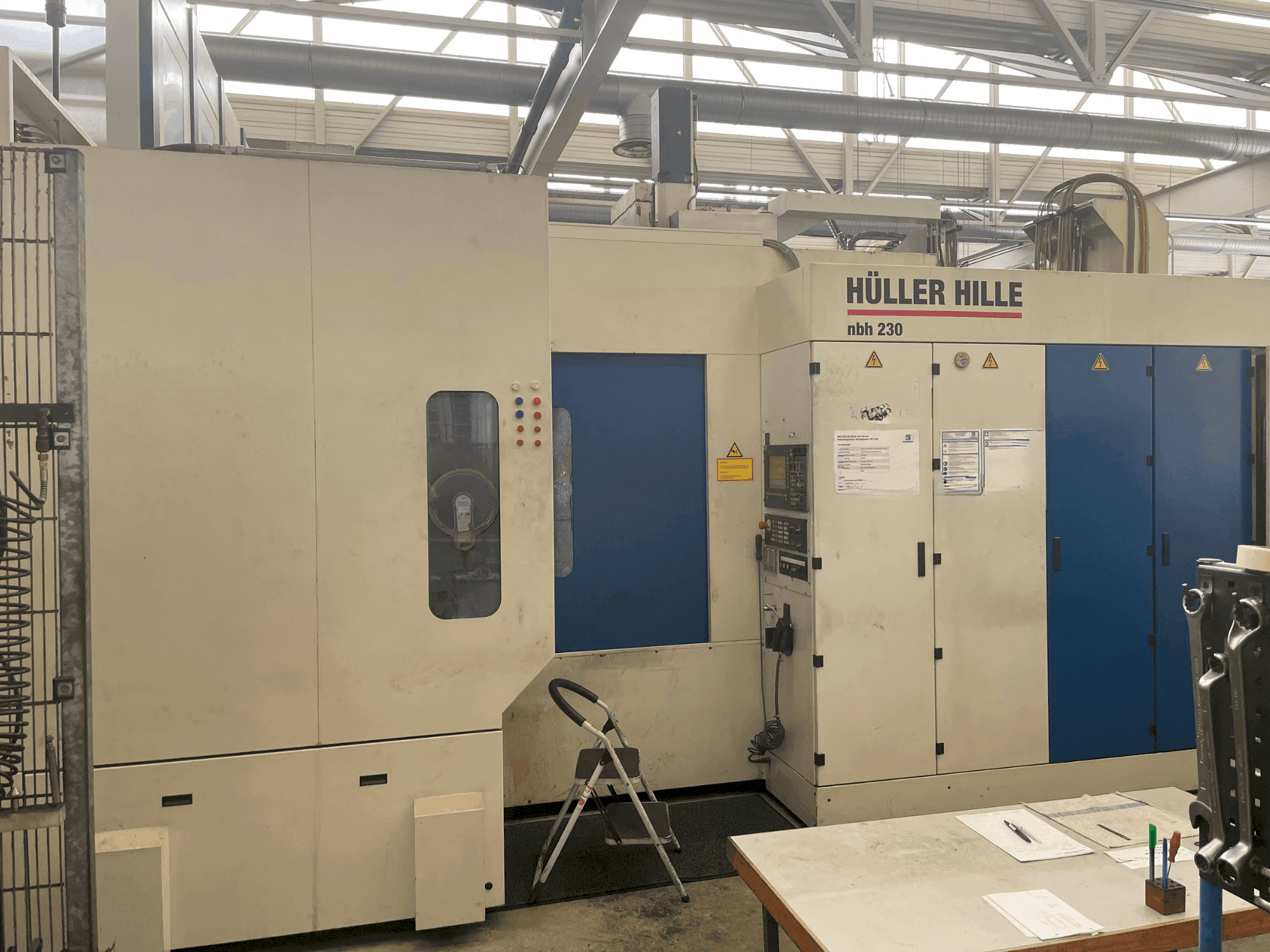 Vue de face de la machine HULLER HILLE NBH 230