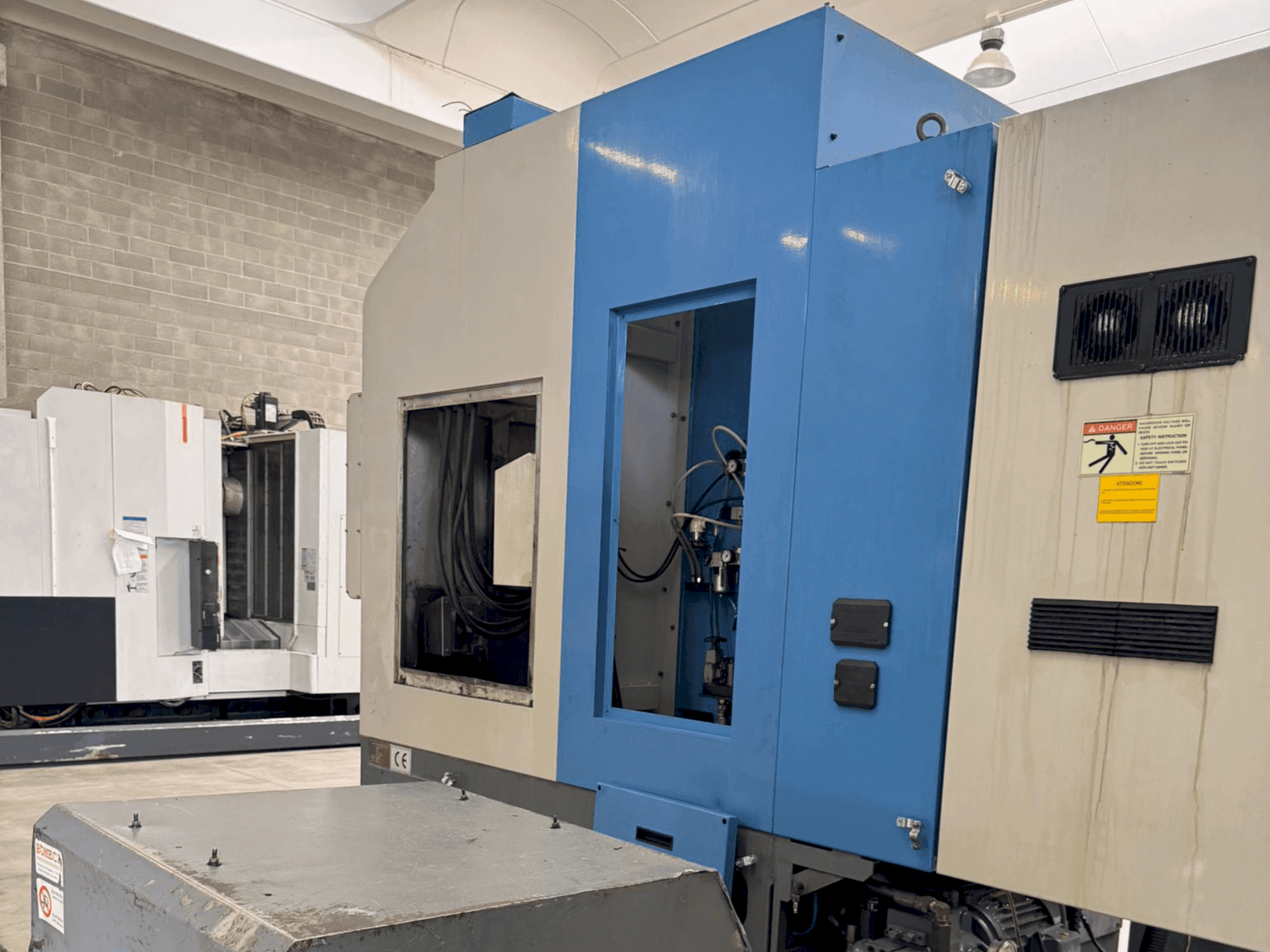 Vue de face de la machine HYUNDAI KIA Hyundai HiT V5R