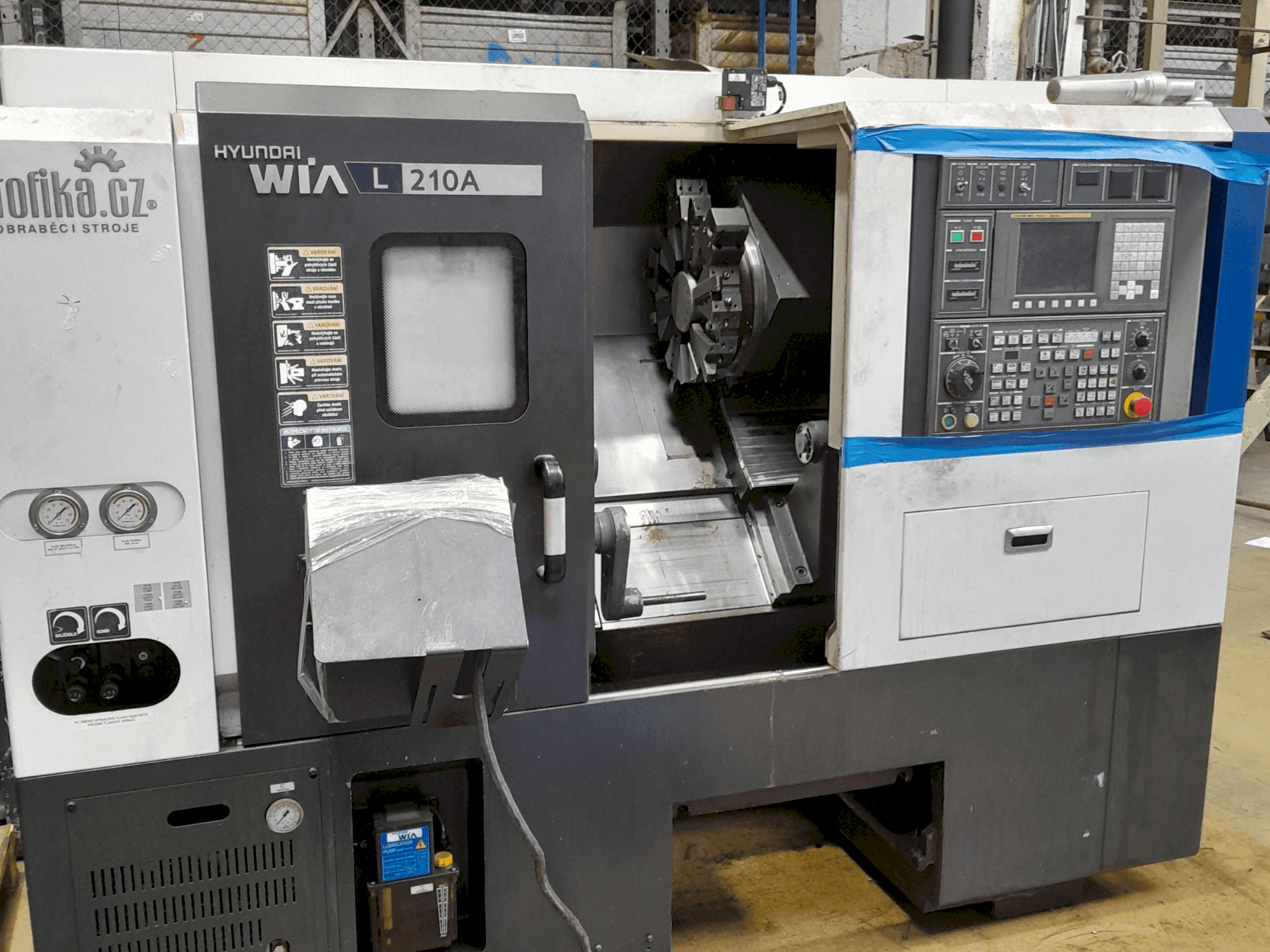 Vue de face de la machine Hyundai Wia L210A