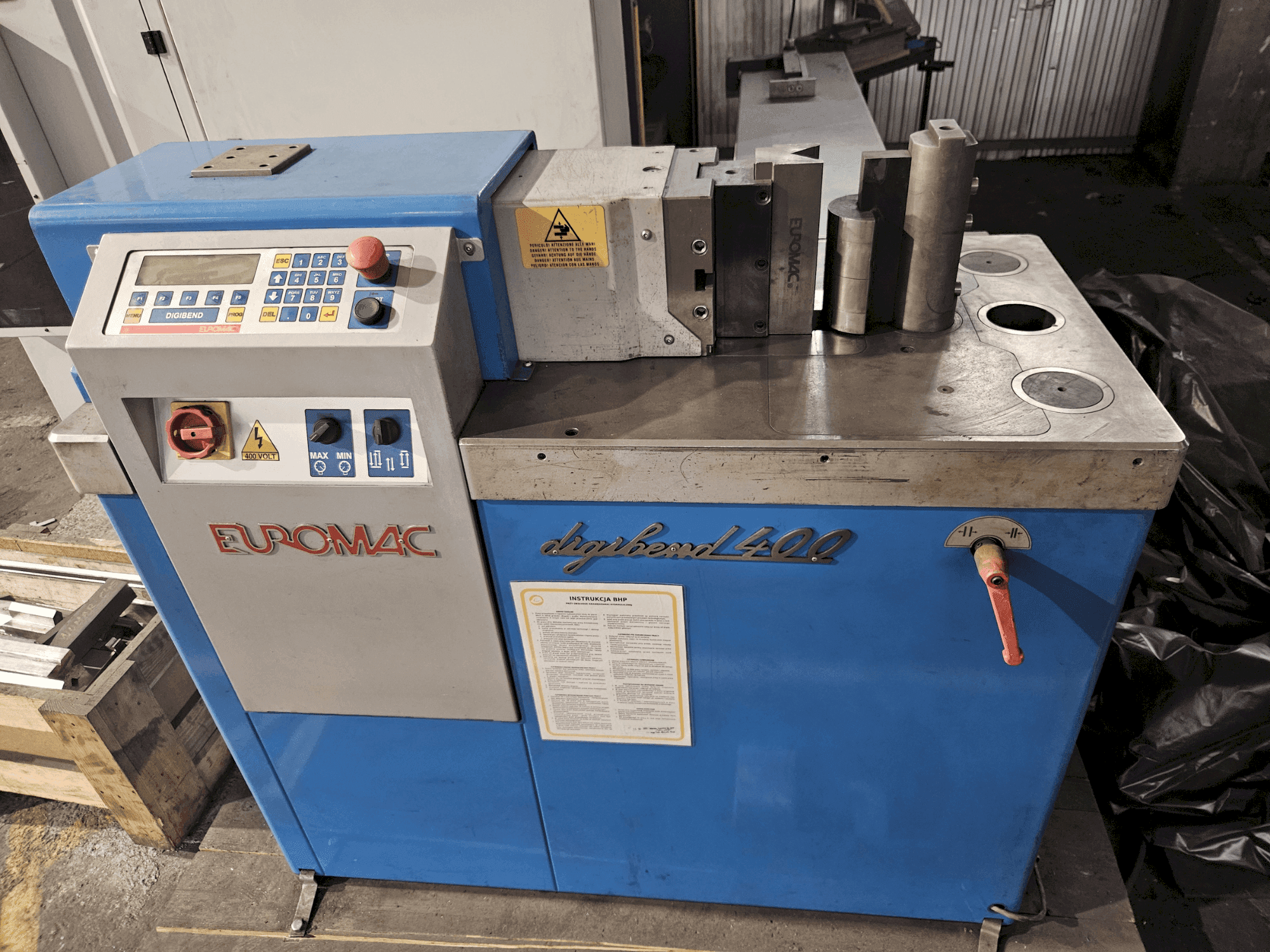 Vue de face de la machine Euromac DIGIBEND 400 CNC