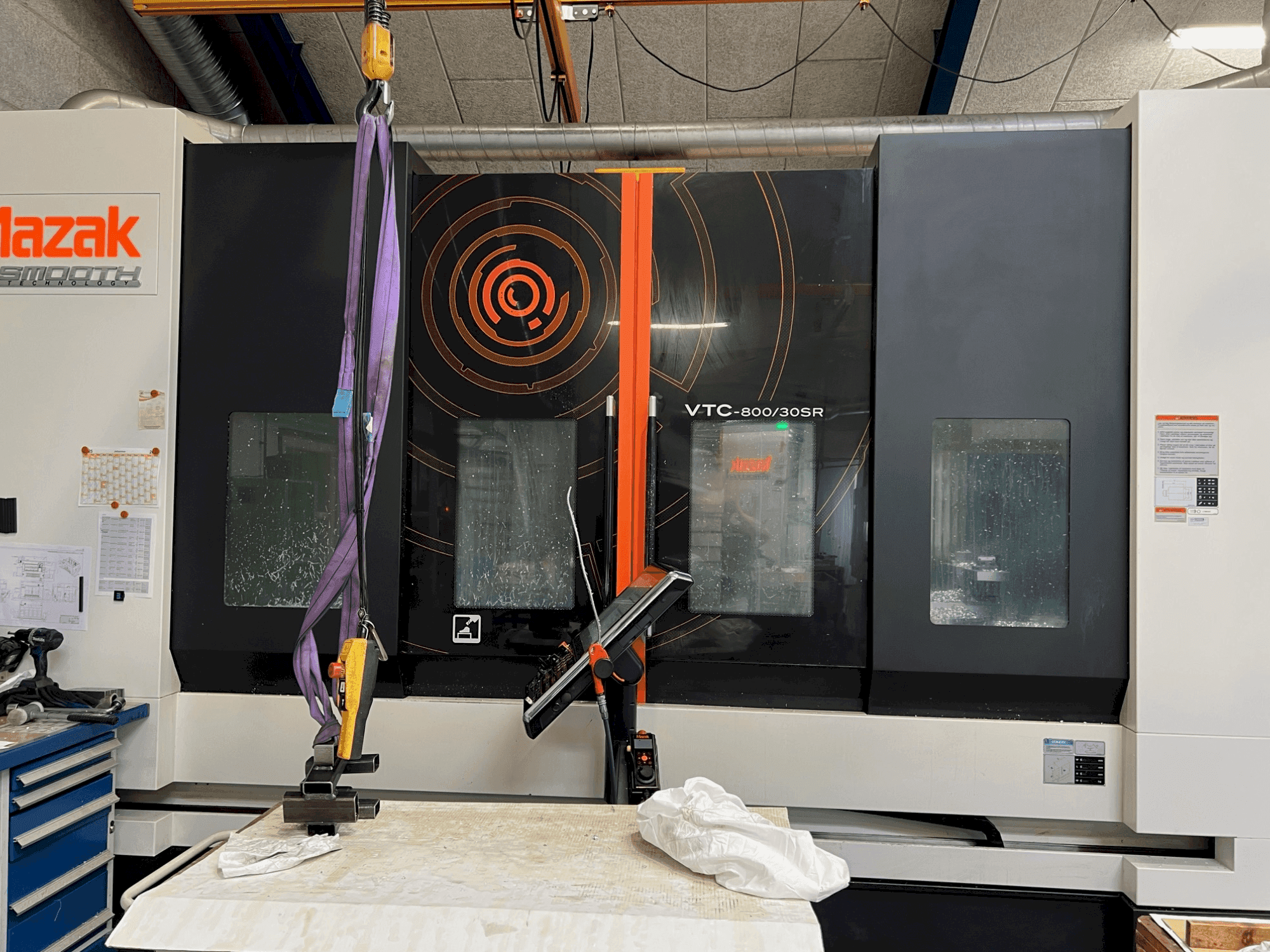 Vue de face de la machine Mazak VTC 800/30SR