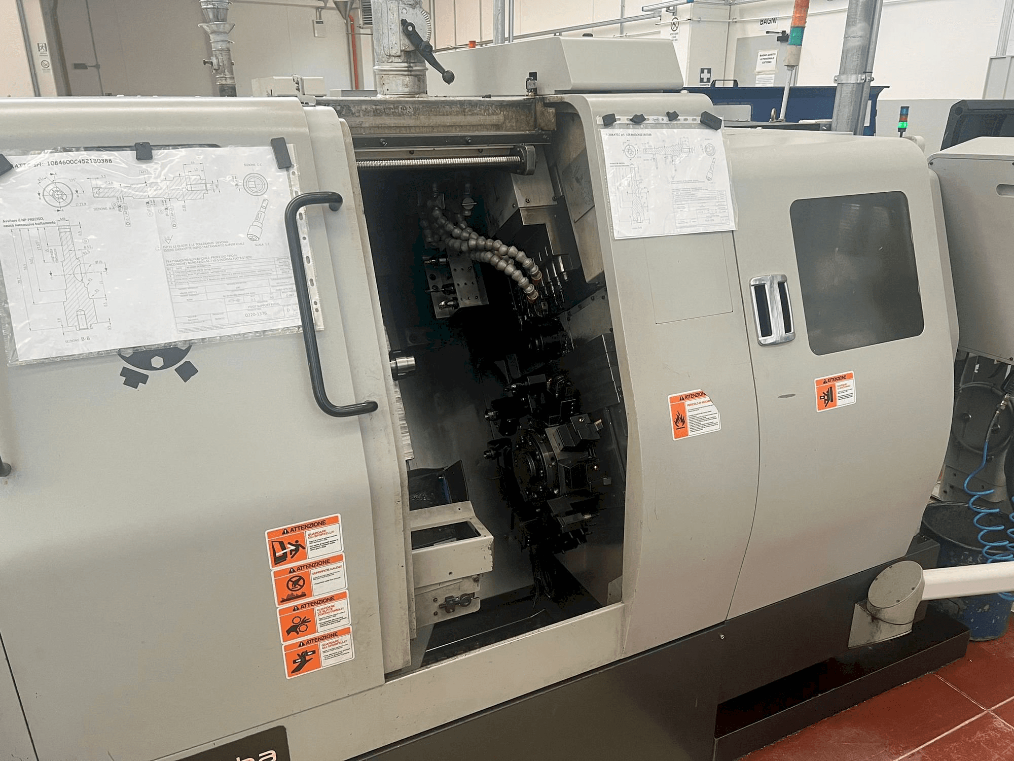 Vue de face de la machine Hanwha STL 38 H