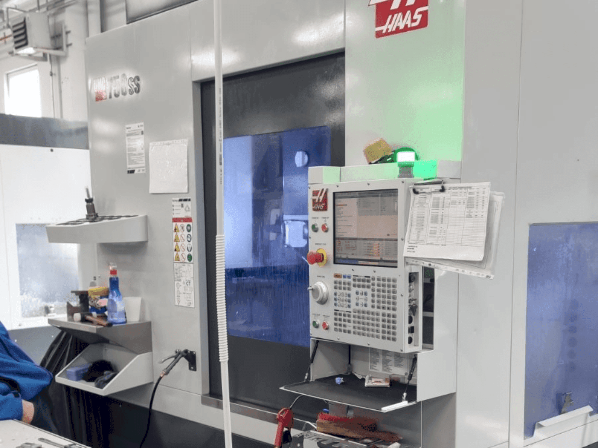 Vue de face de la machine HAAS UMC-750SS